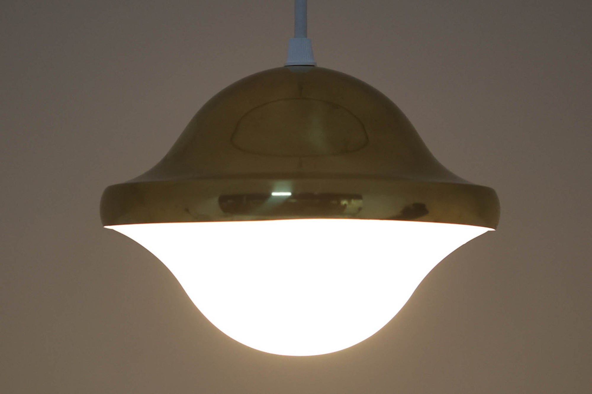 「BUBI」はHenning Koppelによって1972年にデザインされたランプで、KoppelはGeorg Jensenのデザイナーとしても名高く、同ブランドのアイコニックなシルバー製品やジュエリーを手掛けたことでも知られています。現在、「BUBI」はルイスポールセン社ではなく、他のメーカーから新品として販売されていますが、こちらはビンテージ品で、ルイスポールセン社から発売された物です。このランプのデザインは、Henning Koppelならではの滑らかなラインと、アクリルと金属を巧みに組み合わせた素材感が特徴です。シンプルでありながら、質感と形状のバランスが絶妙で、空間に洗練された印象を与えます。