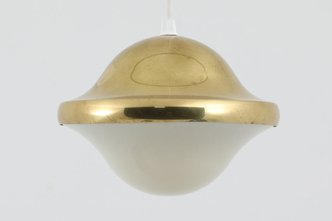 「BUBI」はHenning Koppelによって1972年にデザインされたランプで、KoppelはGeorg Jensenのデザイナーとしても名高く、同ブランドのアイコニックなシルバー製品やジュエリーを手掛けたことでも知られています。現在、「BUBI」はルイスポールセン社ではなく、他のメーカーから新品として販売されていますが、こちらはビンテージ品で、ルイスポールセン社から発売された物です。このランプのデザインは、Henning Koppelならではの滑らかなラインと、アクリルと金属を巧みに組み合わせた素材感が特徴です。シンプルでありながら、質感と形状のバランスが絶妙で、空間に洗練された印象を与えます。
