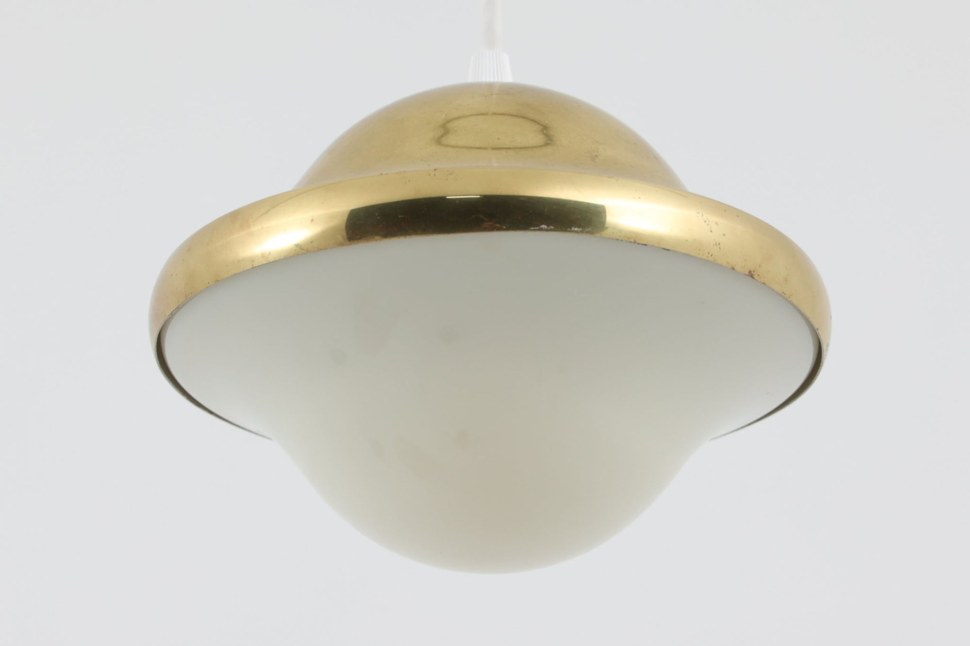 「BUBI」はHenning Koppelによって1972年にデザインされたランプで、KoppelはGeorg Jensenのデザイナーとしても名高く、同ブランドのアイコニックなシルバー製品やジュエリーを手掛けたことでも知られています。現在、「BUBI」はルイスポールセン社ではなく、他のメーカーから新品として販売されていますが、こちらはビンテージ品で、ルイスポールセン社から発売された物です。このランプのデザインは、Henning Koppelならではの滑らかなラインと、アクリルと金属を巧みに組み合わせた素材感が特徴です。シンプルでありながら、質感と形状のバランスが絶妙で、空間に洗練された印象を与えます。