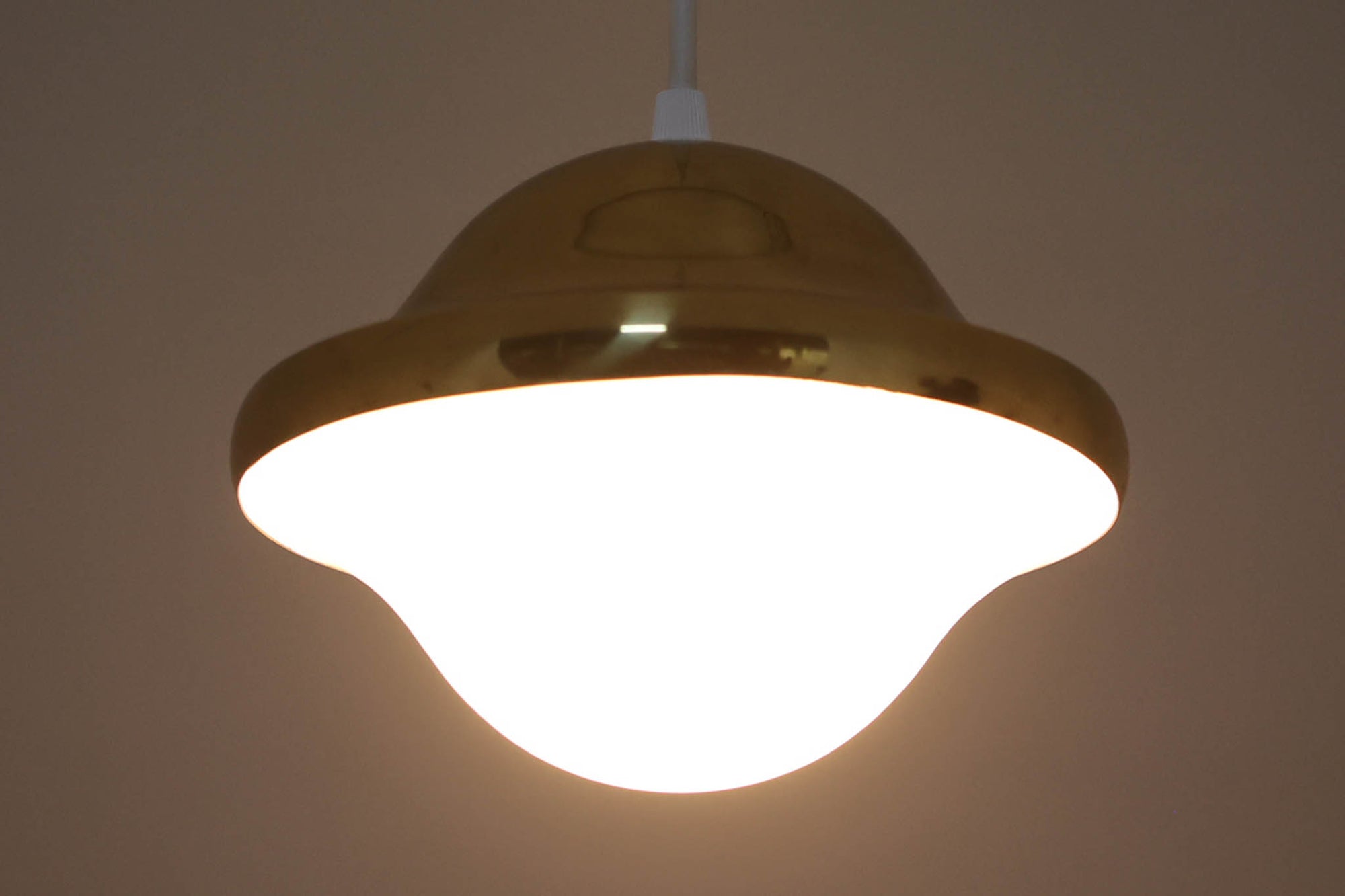 「BUBI」はHenning Koppelによって1972年にデザインされたランプで、KoppelはGeorg Jensenのデザイナーとしても名高く、同ブランドのアイコニックなシルバー製品やジュエリーを手掛けたことでも知られています。現在、「BUBI」はルイスポールセン社ではなく、他のメーカーから新品として販売されていますが、こちらはビンテージ品で、ルイスポールセン社から発売された物です。このランプのデザインは、Henning Koppelならではの滑らかなラインと、アクリルと金属を巧みに組み合わせた素材感が特徴です。シンプルでありながら、質感と形状のバランスが絶妙で、空間に洗練された印象を与えます。