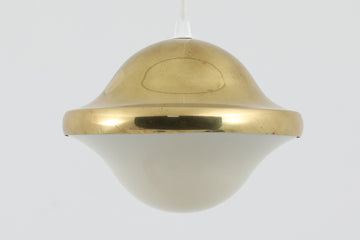 「BUBI」はHenning Koppelによって1972年にデザインされたランプで、KoppelはGeorg Jensenのデザイナーとしても名高く、同ブランドのアイコニックなシルバー製品やジュエリーを手掛けたことでも知られています。現在、「BUBI」はルイスポールセン社ではなく、他のメーカーから新品として販売されていますが、こちらはビンテージ品で、ルイスポールセン社から発売された物です。このランプのデザインは、Henning Koppelならではの滑らかなラインと、アクリルと金属を巧みに組み合わせた素材感が特徴です。シンプルでありながら、質感と形状のバランスが絶妙で、空間に洗練された印象を与えます。