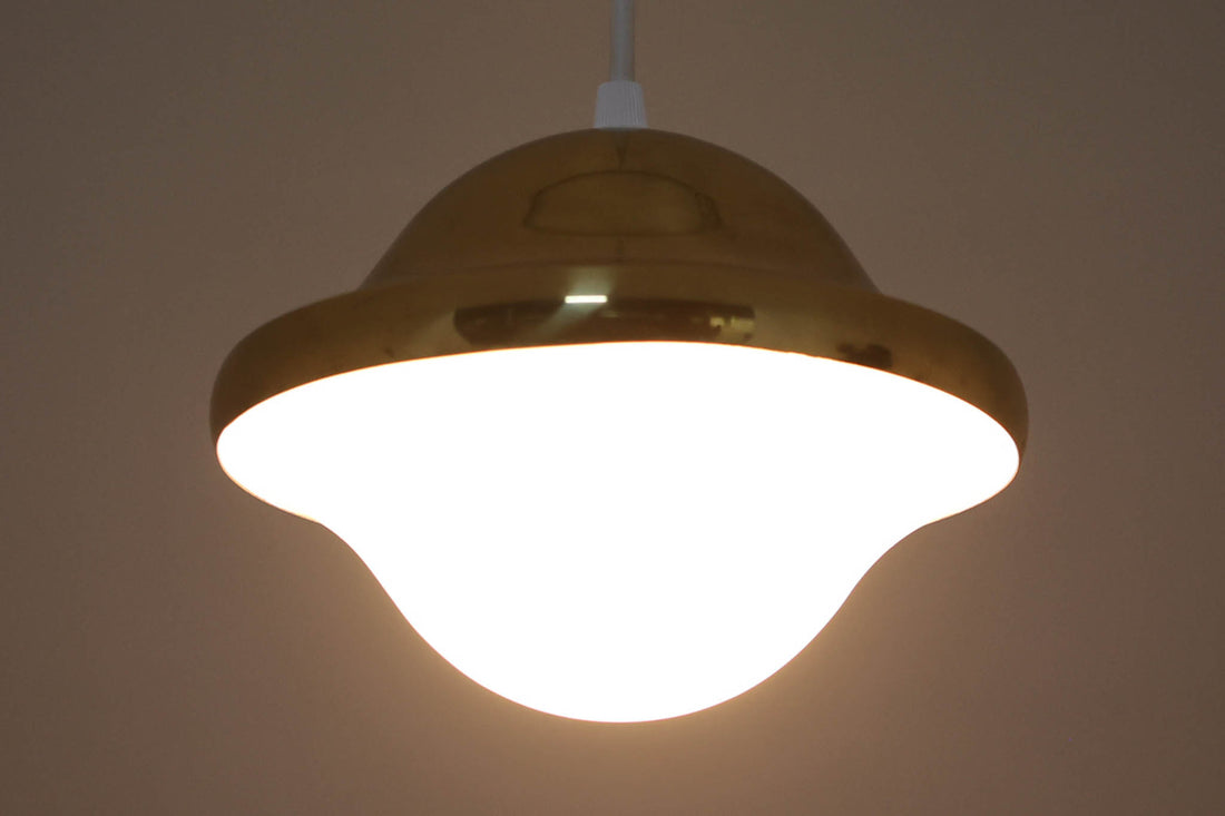「BUBI」はHenning Koppelによって1972年にデザインされたランプで、KoppelはGeorg Jensenのデザイナーとしても名高く、同ブランドのアイコニックなシルバー製品やジュエリーを手掛けたことでも知られています。現在、「BUBI」はルイスポールセン社ではなく、他のメーカーから新品として販売されていますが、こちらはビンテージ品で、ルイスポールセン社から発売された物です。このランプのデザインは、Henning Koppelならではの滑らかなラインと、アクリルと金属を巧みに組み合わせた素材感が特徴です。シンプルでありながら、質感と形状のバランスが絶妙で、空間に洗練された印象を与えます。