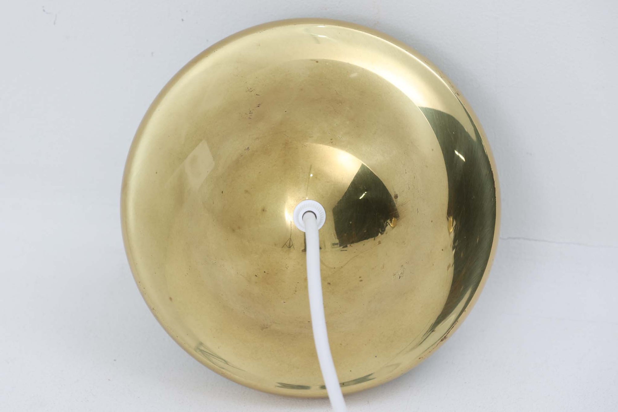 「BUBI」はHenning Koppelによって1972年にデザインされたランプで、KoppelはGeorg Jensenのデザイナーとしても名高く、同ブランドのアイコニックなシルバー製品やジュエリーを手掛けたことでも知られています。現在、「BUBI」はルイスポールセン社ではなく、他のメーカーから新品として販売されていますが、こちらはビンテージ品で、ルイスポールセン社から発売された物です。このランプのデザインは、Henning Koppelならではの滑らかなラインと、アクリルと金属を巧みに組み合わせた素材感が特徴です。シンプルでありながら、質感と形状のバランスが絶妙で、空間に洗練された印象を与えます。