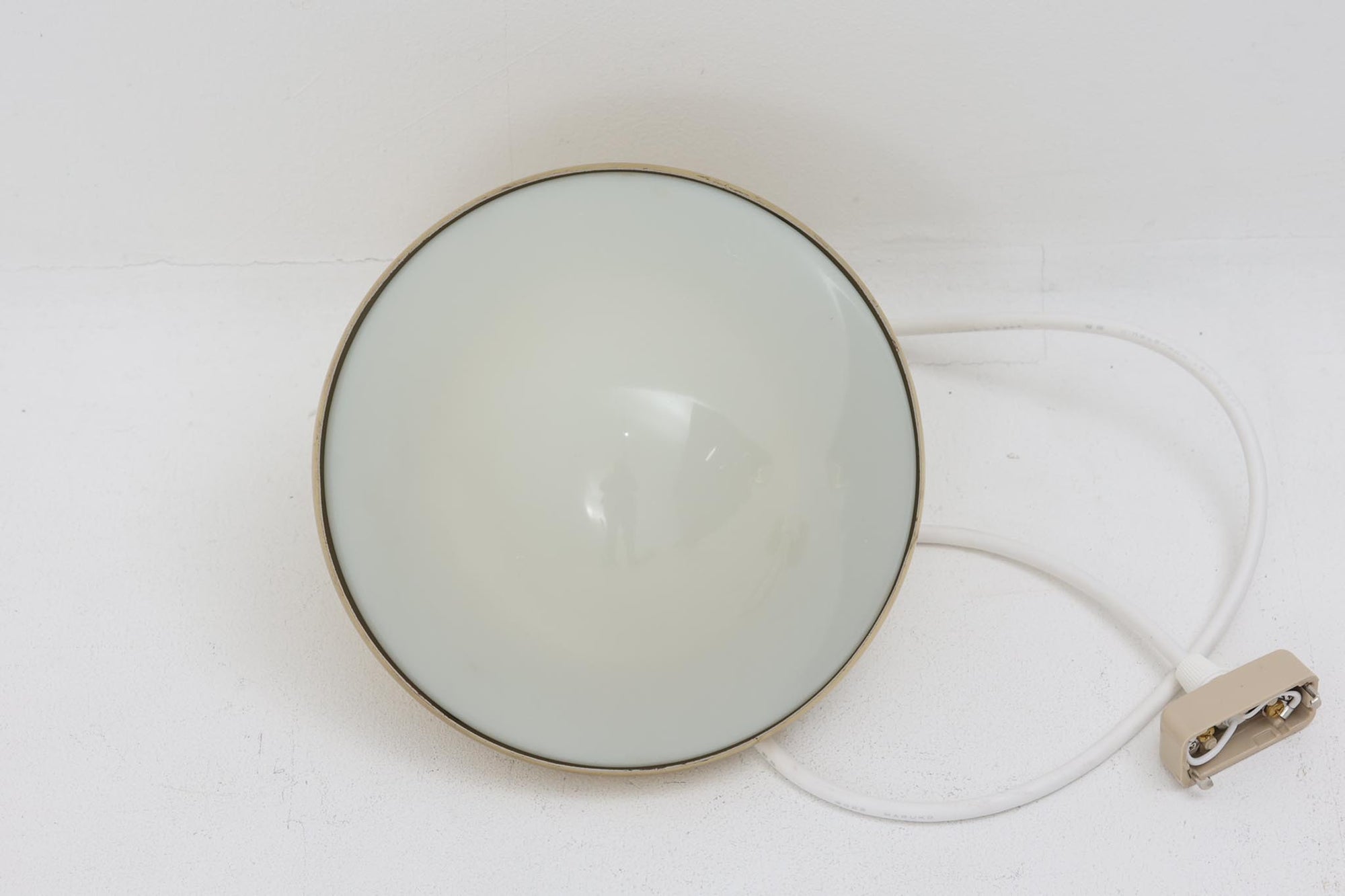 「BUBI」はHenning Koppelによって1972年にデザインされたランプで、KoppelはGeorg Jensenのデザイナーとしても名高く、同ブランドのアイコニックなシルバー製品やジュエリーを手掛けたことでも知られています。現在、「BUBI」はルイスポールセン社ではなく、他のメーカーから新品として販売されていますが、こちらはビンテージ品で、ルイスポールセン社から発売された物です。このランプのデザインは、Henning Koppelならではの滑らかなラインと、アクリルと金属を巧みに組み合わせた素材感が特徴です。シンプルでありながら、質感と形状のバランスが絶妙で、空間に洗練された印象を与えます。