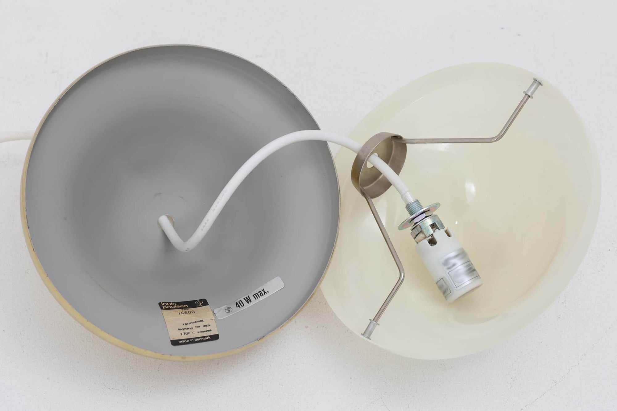 「BUBI」はHenning Koppelによって1972年にデザインされたランプで、KoppelはGeorg Jensenのデザイナーとしても名高く、同ブランドのアイコニックなシルバー製品やジュエリーを手掛けたことでも知られています。現在、「BUBI」はルイスポールセン社ではなく、他のメーカーから新品として販売されていますが、こちらはビンテージ品で、ルイスポールセン社から発売された物です。このランプのデザインは、Henning Koppelならではの滑らかなラインと、アクリルと金属を巧みに組み合わせた素材感が特徴です。シンプルでありながら、質感と形状のバランスが絶妙で、空間に洗練された印象を与えます。