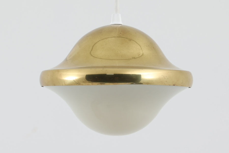 「BUBI」はHenning Koppelによって1972年にデザインされたランプで、KoppelはGeorg Jensenのデザイナーとしても名高く、同ブランドのアイコニックなシルバー製品やジュエリーを手掛けたことでも知られています。現在、「BUBI」はルイスポールセン社ではなく、他のメーカーから新品として販売されていますが、こちらはビンテージ品で、ルイスポールセン社から発売された物です。このランプのデザインは、Henning Koppelならではの滑らかなラインと、アクリルと金属を巧みに組み合わせた素材感が特徴です。シンプルでありながら、質感と形状のバランスが絶妙で、空間に洗練された印象を与えます。