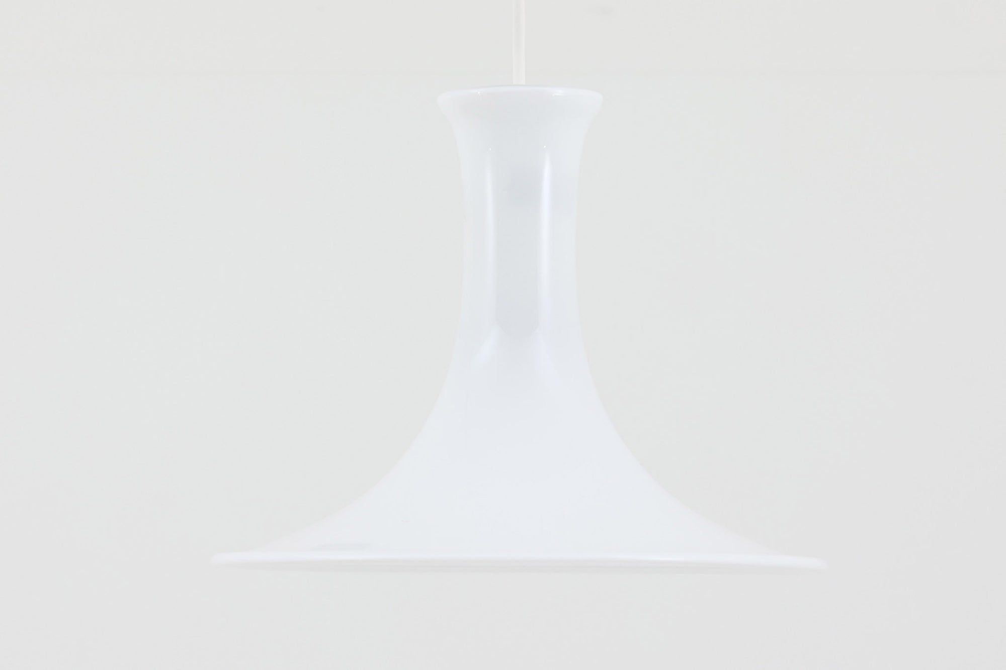 北欧より買い付けたHolmgaard社製のヴィンテージランプです。mandarinシリーズの中でも大型な、直径30cmのLサイズモデルとなります。乳白色のガラスが美しく、清潔感が漂います。リビングやダイニングの空間にぴったりの存在感を持ちながらも、北欧デザインならではのシンプルさが、さまざまなインテリアスタイルに調和します。