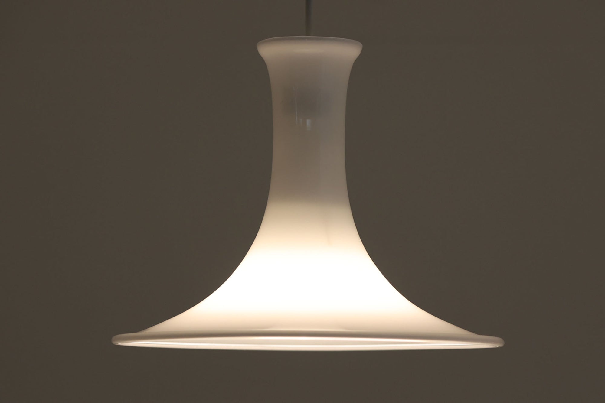 北欧より買い付けたHolmgaard社製のヴィンテージランプです。mandarinシリーズの中でも大型な、直径30cmのLサイズモデルとなります。乳白色のガラスが美しく、清潔感が漂います。リビングやダイニングの空間にぴったりの存在感を持ちながらも、北欧デザインならではのシンプルさが、さまざまなインテリアスタイルに調和します。