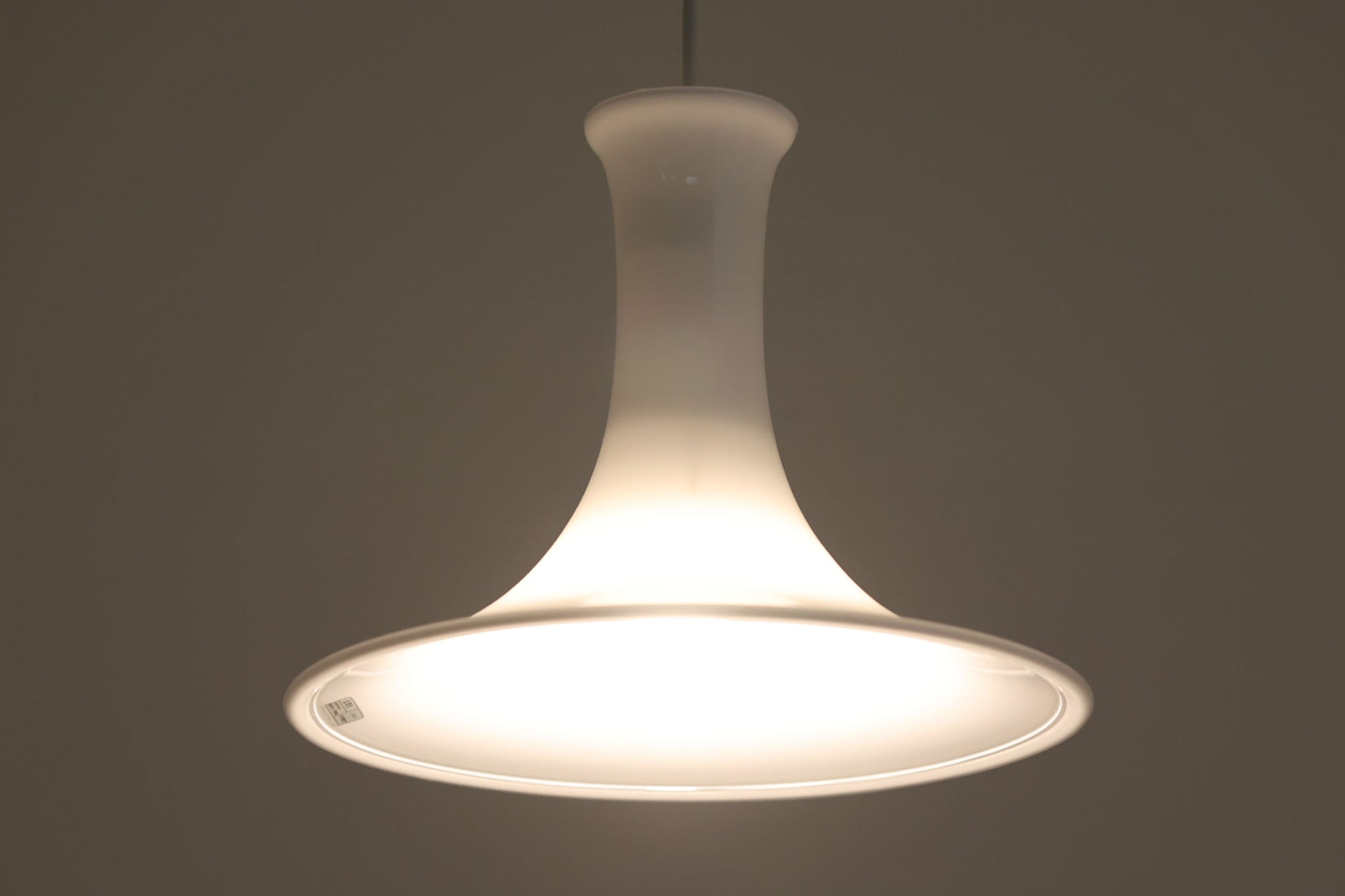 北欧より買い付けたHolmgaard社製のヴィンテージランプです。mandarinシリーズの中でも大型な、直径30cmのLサイズモデルとなります。乳白色のガラスが美しく、清潔感が漂います。リビングやダイニングの空間にぴったりの存在感を持ちながらも、北欧デザインならではのシンプルさが、さまざまなインテリアスタイルに調和します。