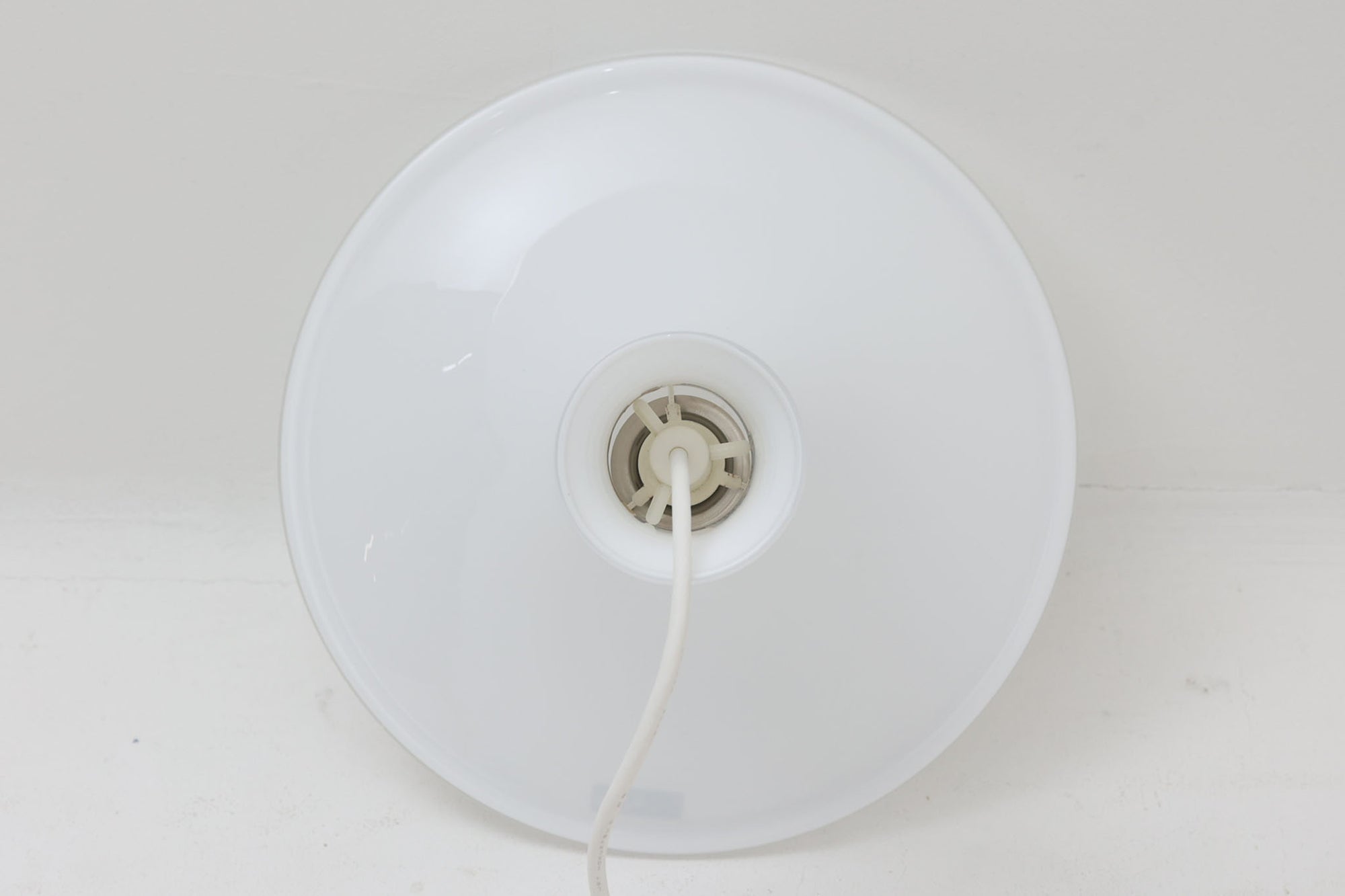 北欧より買い付けたHolmgaard社製のヴィンテージランプです。mandarinシリーズの中でも大型な、直径30cmのLサイズモデルとなります。乳白色のガラスが美しく、清潔感が漂います。リビングやダイニングの空間にぴったりの存在感を持ちながらも、北欧デザインならではのシンプルさが、さまざまなインテリアスタイルに調和します。