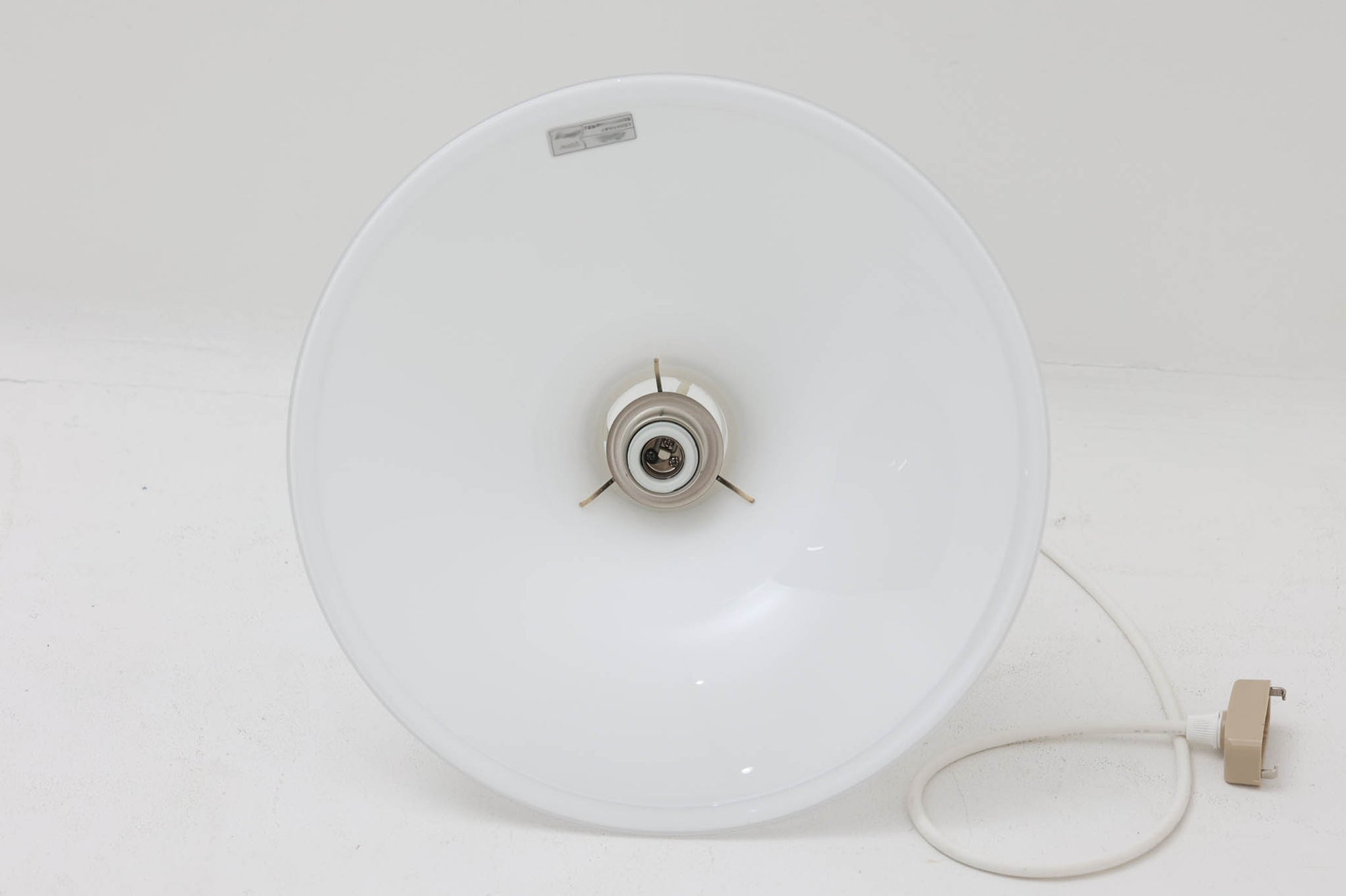 北欧より買い付けたHolmgaard社製のヴィンテージランプです。mandarinシリーズの中でも大型な、直径30cmのLサイズモデルとなります。乳白色のガラスが美しく、清潔感が漂います。リビングやダイニングの空間にぴったりの存在感を持ちながらも、北欧デザインならではのシンプルさが、さまざまなインテリアスタイルに調和します。