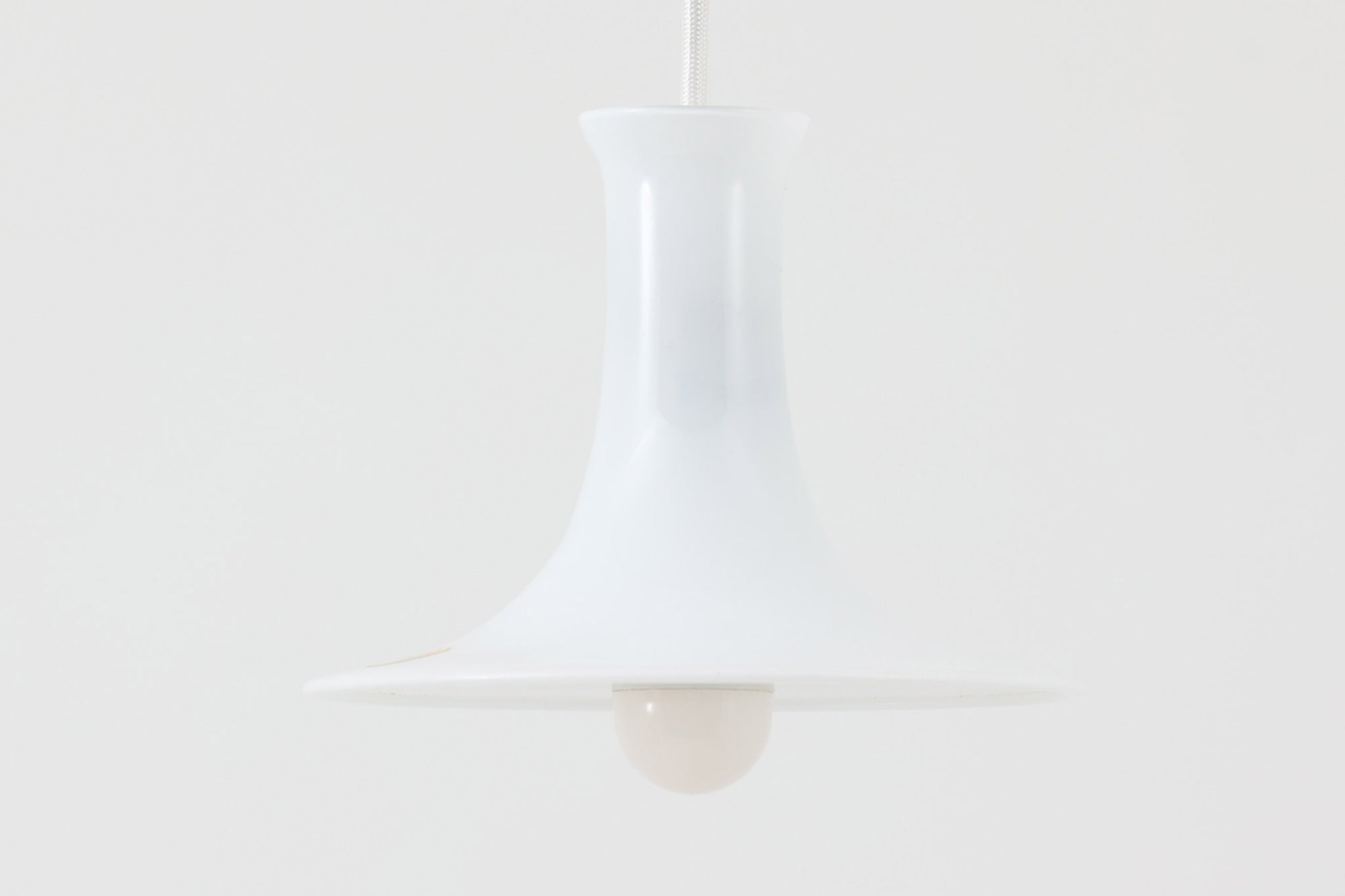 北欧より買い付けたHolmgaard社製のヴィンテージランプです。mandarinシリーズの中でも最も小ぶりな、直径18cmのSサイズモデルとなります。乳白色のガラスが美しく、清潔感が漂います。小型ペンダントライトは、廊下やエントランス、洗面台の上など、さまざまな場所に柔軟に対応できるのが特徴です。