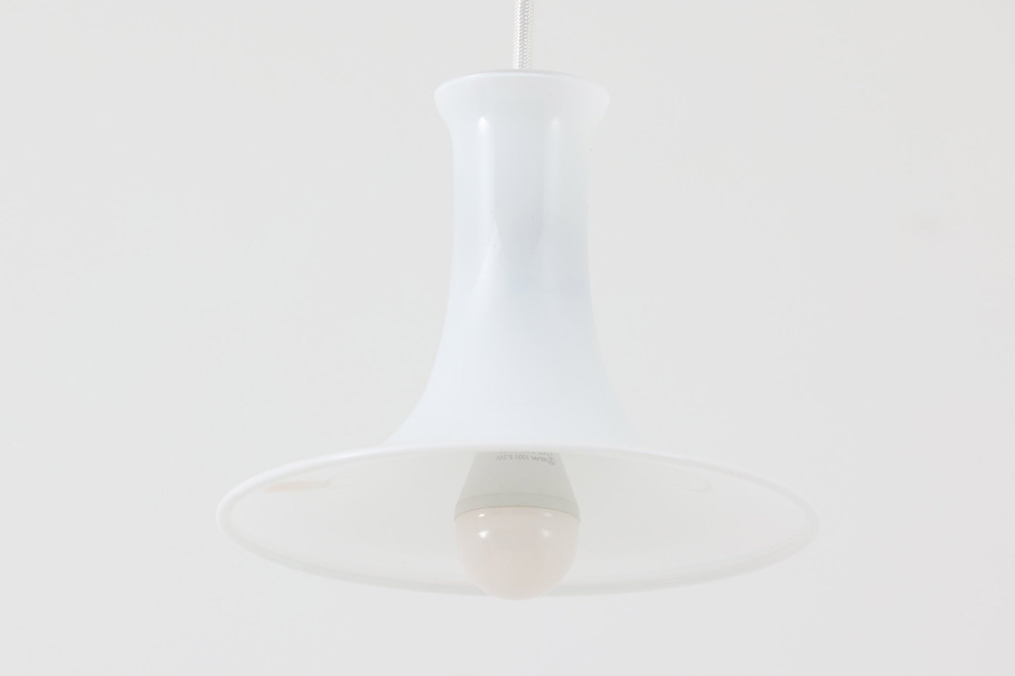 北欧より買い付けたHolmgaard社製のヴィンテージランプです。mandarinシリーズの中でも最も小ぶりな、直径18cmのSサイズモデルとなります。乳白色のガラスが美しく、清潔感が漂います。小型ペンダントライトは、廊下やエントランス、洗面台の上など、さまざまな場所に柔軟に対応できるのが特徴です。