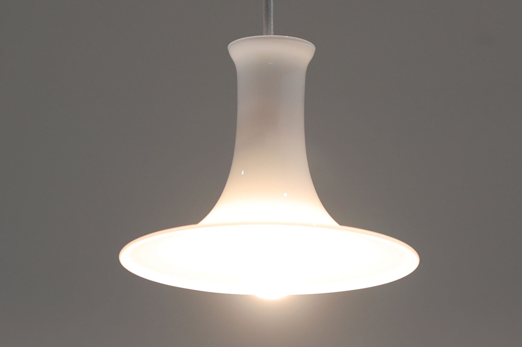 北欧より買い付けたHolmgaard社製のヴィンテージランプです。mandarinシリーズの中でも最も小ぶりな、直径18cmのSサイズモデルとなります。乳白色のガラスが美しく、清潔感が漂います。小型ペンダントライトは、廊下やエントランス、洗面台の上など、さまざまな場所に柔軟に対応できるのが特徴です。