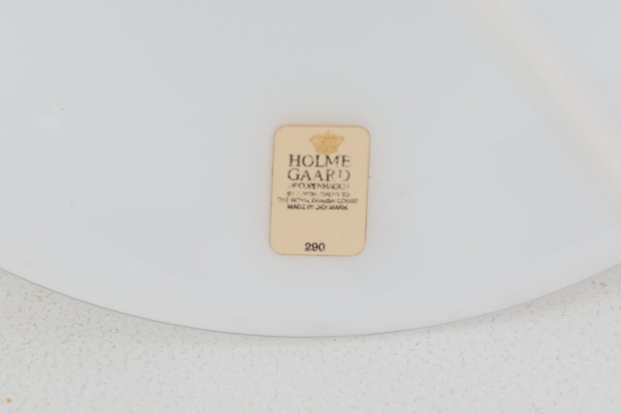 北欧より買い付けたHolmgaard社製のヴィンテージランプです。mandarinシリーズの中でも最も小ぶりな、直径18cmのSサイズモデルとなります。乳白色のガラスが美しく、清潔感が漂います。小型ペンダントライトは、廊下やエントランス、洗面台の上など、さまざまな場所に柔軟に対応できるのが特徴です。