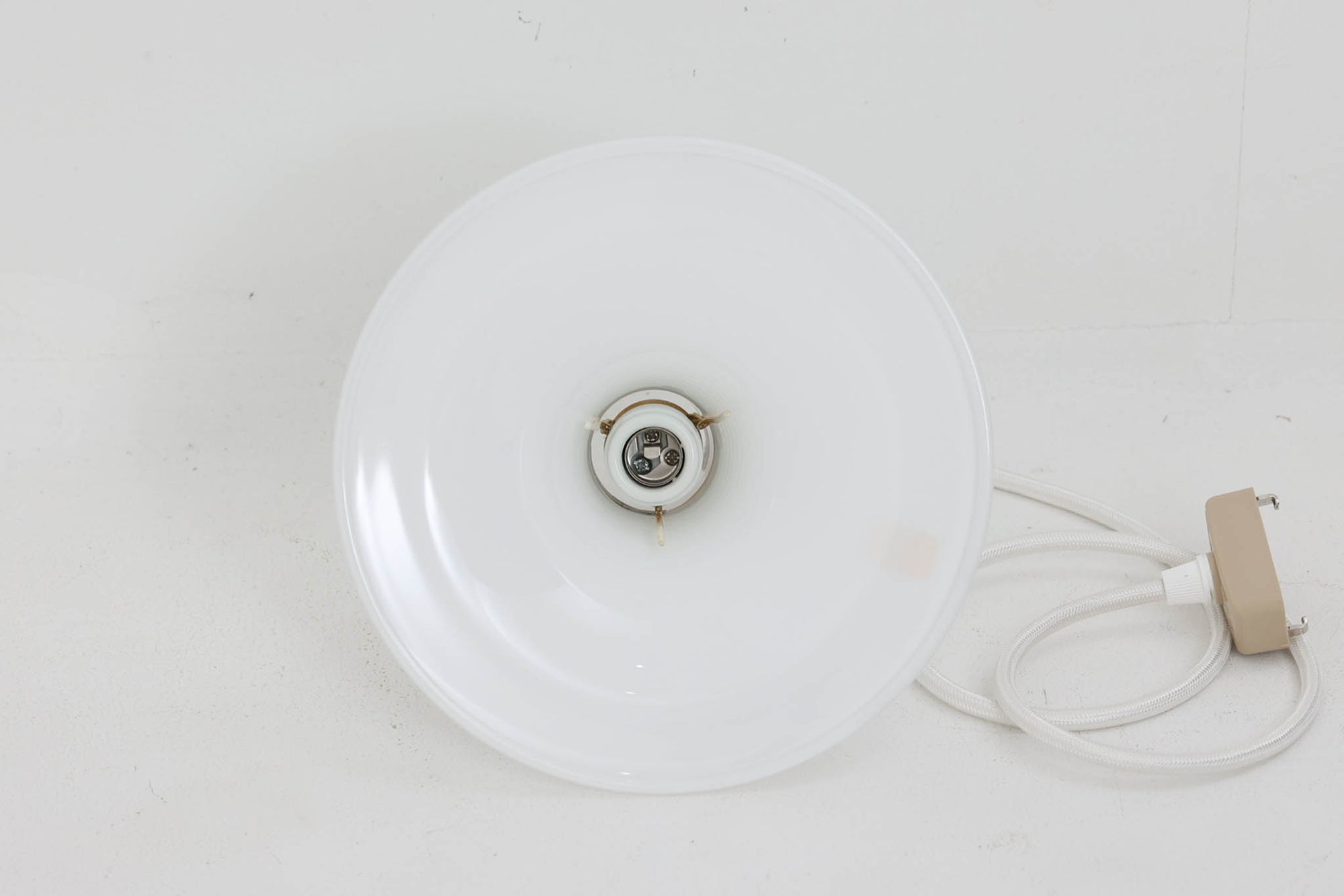 北欧より買い付けたHolmgaard社製のヴィンテージランプです。mandarinシリーズの中でも最も小ぶりな、直径18cmのSサイズモデルとなります。乳白色のガラスが美しく、清潔感が漂います。小型ペンダントライトは、廊下やエントランス、洗面台の上など、さまざまな場所に柔軟に対応できるのが特徴です。