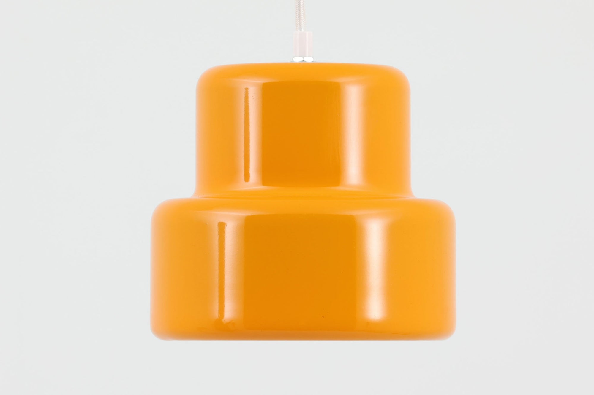 デンマークから買い付けました。1977年のFog & morup社のカタログにも掲載されており、耐久性に優れた可愛らしいデザインが特徴的です。どのようなインテリアにも調和するよう、豊富なカラーバリエーションが展開されていました。こちらの照明は、明るい色味のイエロー色です。