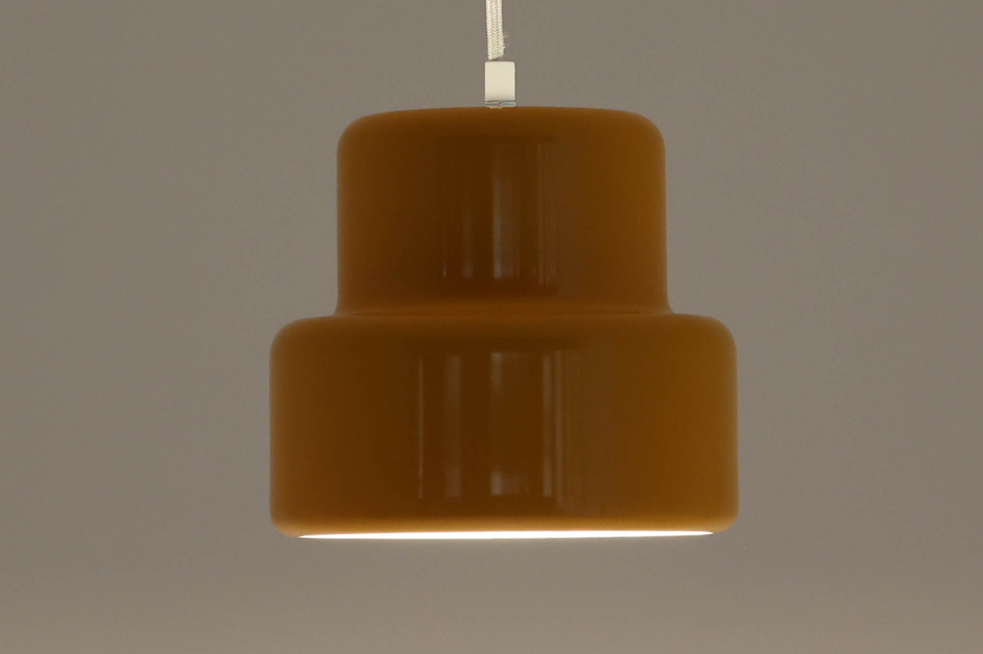 デンマークから買い付けました。1977年のFog & morup社のカタログにも掲載されており、耐久性に優れた可愛らしいデザインが特徴的です。どのようなインテリアにも調和するよう、豊富なカラーバリエーションが展開されていました。こちらの照明は、明るい色味のイエロー色です。