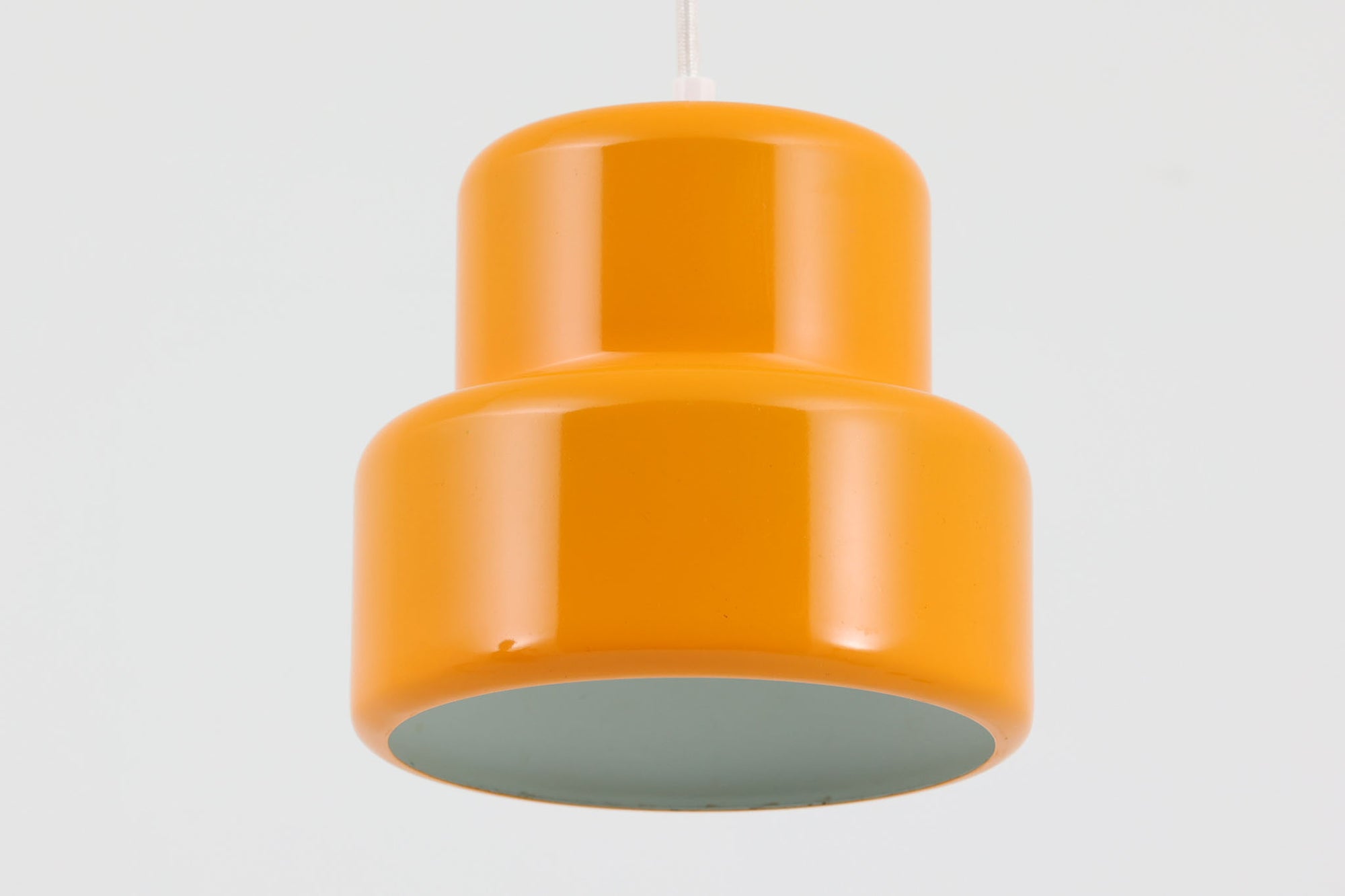 デンマークから買い付けました。1977年のFog &amp; morup社のカタログにも掲載されており、耐久性に優れた可愛らしいデザインが特徴的です。どのようなインテリアにも調和するよう、豊富なカラーバリエーションが展開されていました。こちらの照明は、明るい色味のイエロー色です。