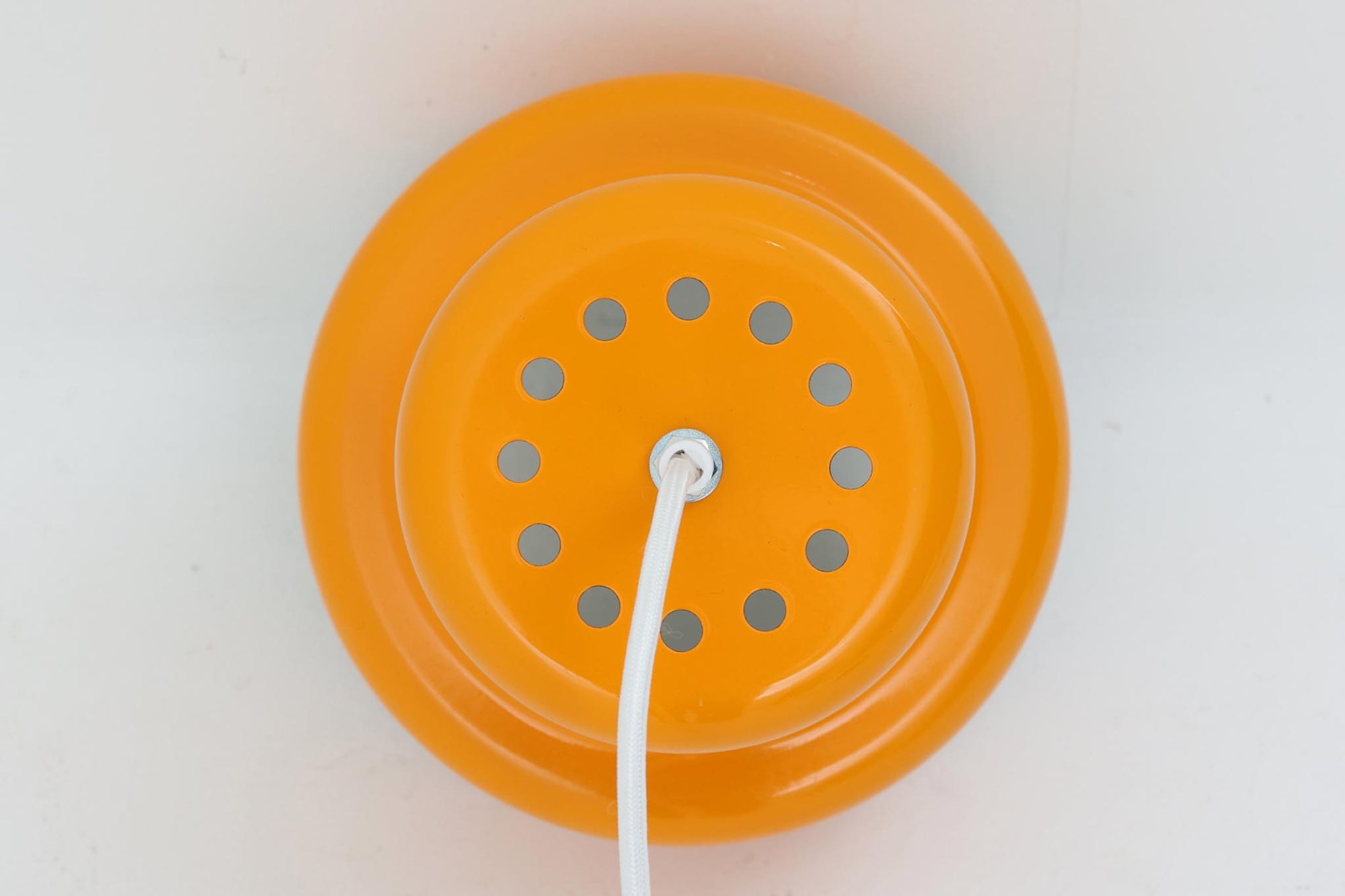 デンマークから買い付けました。1977年のFog &amp; morup社のカタログにも掲載されており、耐久性に優れた可愛らしいデザインが特徴的です。どのようなインテリアにも調和するよう、豊富なカラーバリエーションが展開されていました。こちらの照明は、明るい色味のイエロー色です。