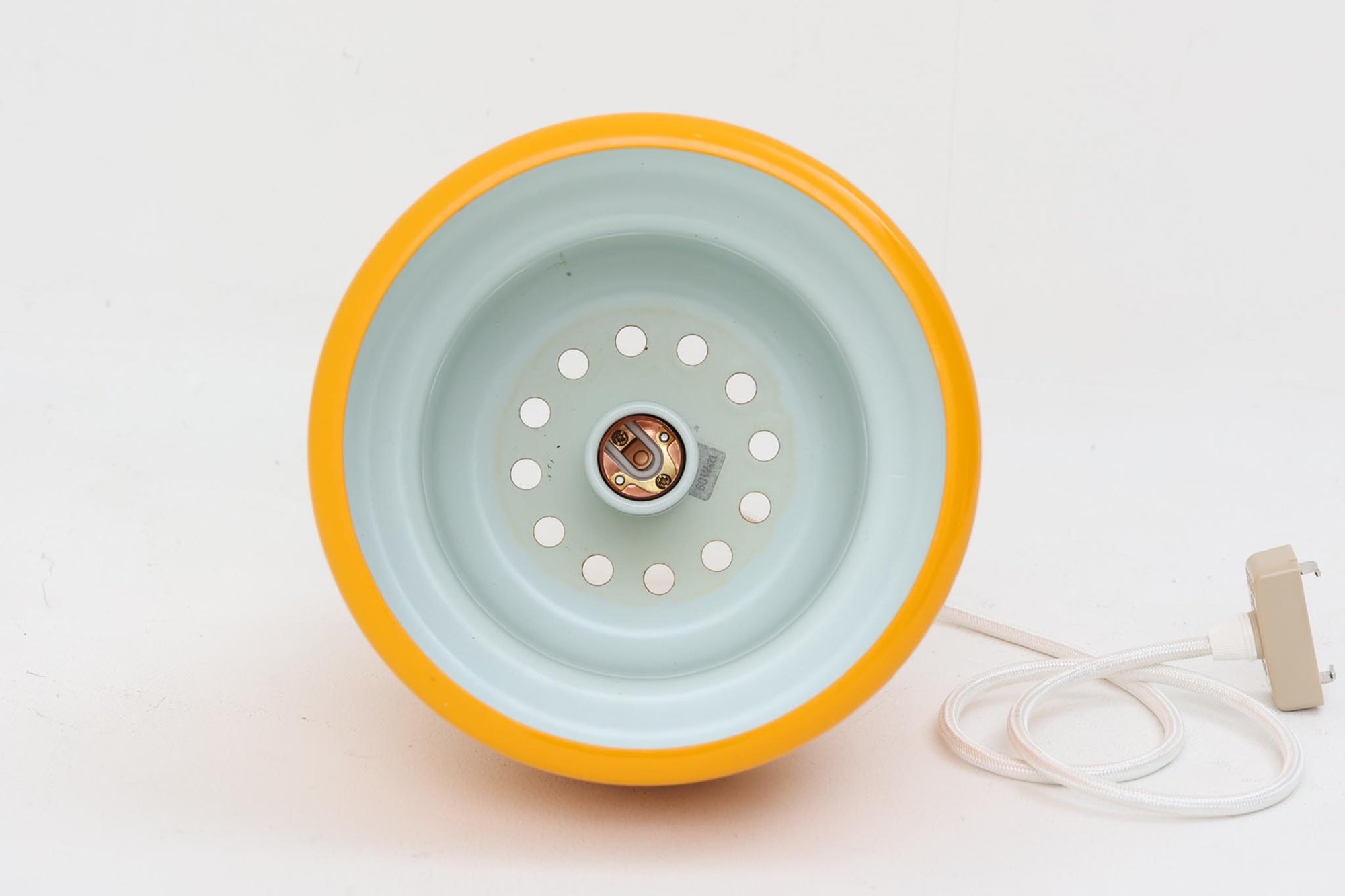 デンマークから買い付けました。1977年のFog &amp; morup社のカタログにも掲載されており、耐久性に優れた可愛らしいデザインが特徴的です。どのようなインテリアにも調和するよう、豊富なカラーバリエーションが展開されていました。こちらの照明は、明るい色味のイエロー色です。