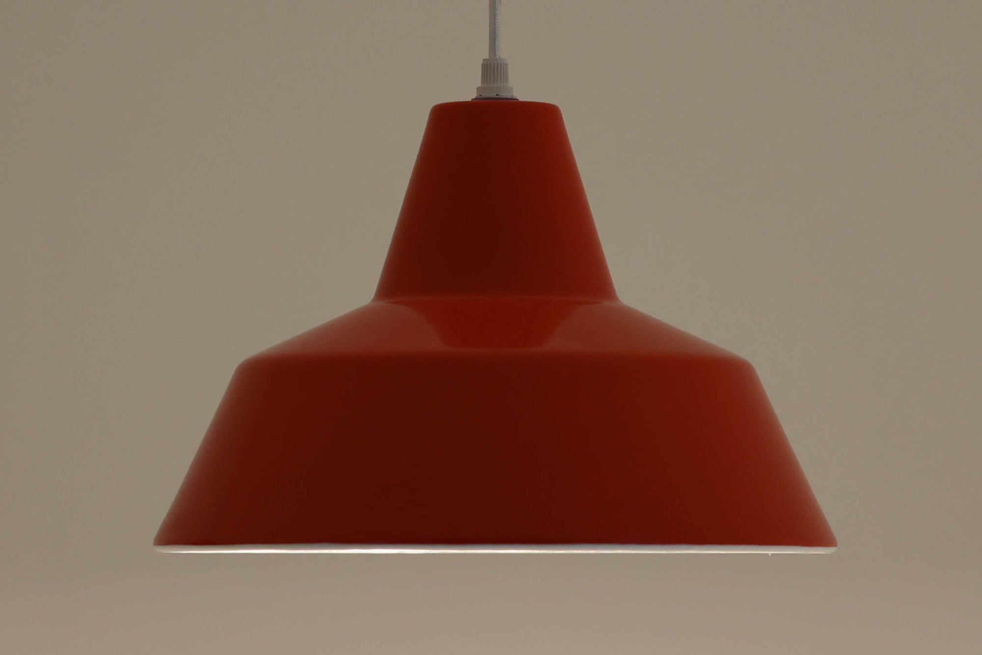 「The work shop lamp」です。Louis Poulsen社の定番ランプ。復刻品はアルミ製ですが、こちらはビンテージ品ならではの琺瑯＆エナメルモデル。艶感が魅力的です。