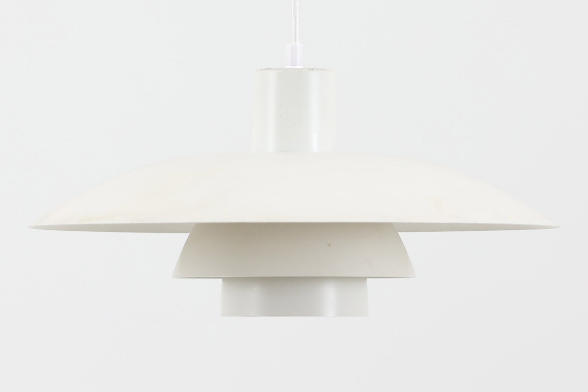 北欧より買い付けた、Louis Poulsen社製「PH4」ビンテージ品です。長年愛されているPH5と並ぶ名作照明です。シェードはペンキを塗ったような風合いで写真の用に塗装剥がれや錆など使用感がございます。その点を考慮した価格となっています。