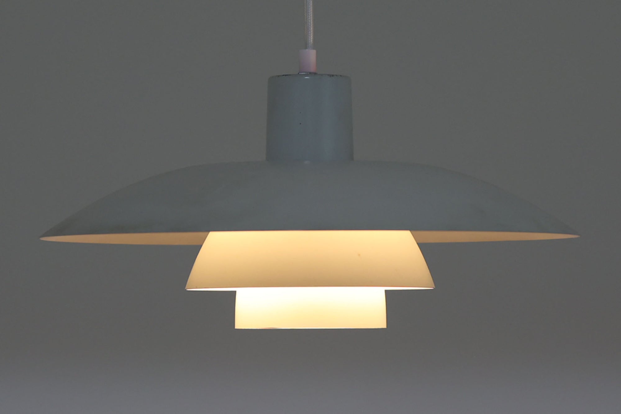 北欧より買い付けた、Louis Poulsen社製「PH4」ビンテージ品です。長年愛されているPH5と並ぶ名作照明です。シェードはペンキを塗ったような風合いで写真の用に塗装剥がれや錆など使用感がございます。その点を考慮した価格となっています。