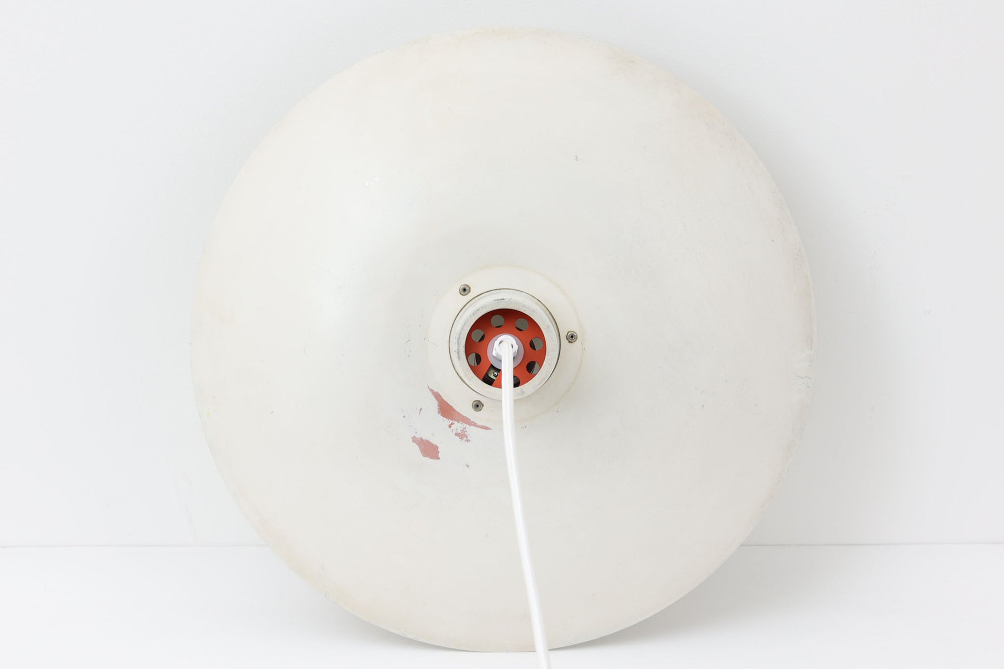 北欧より買い付けた、Louis Poulsen社製「PH4」ビンテージ品です。長年愛されているPH5と並ぶ名作照明です。シェードはペンキを塗ったような風合いで写真の用に塗装剥がれや錆など使用感がございます。その点を考慮した価格となっています。