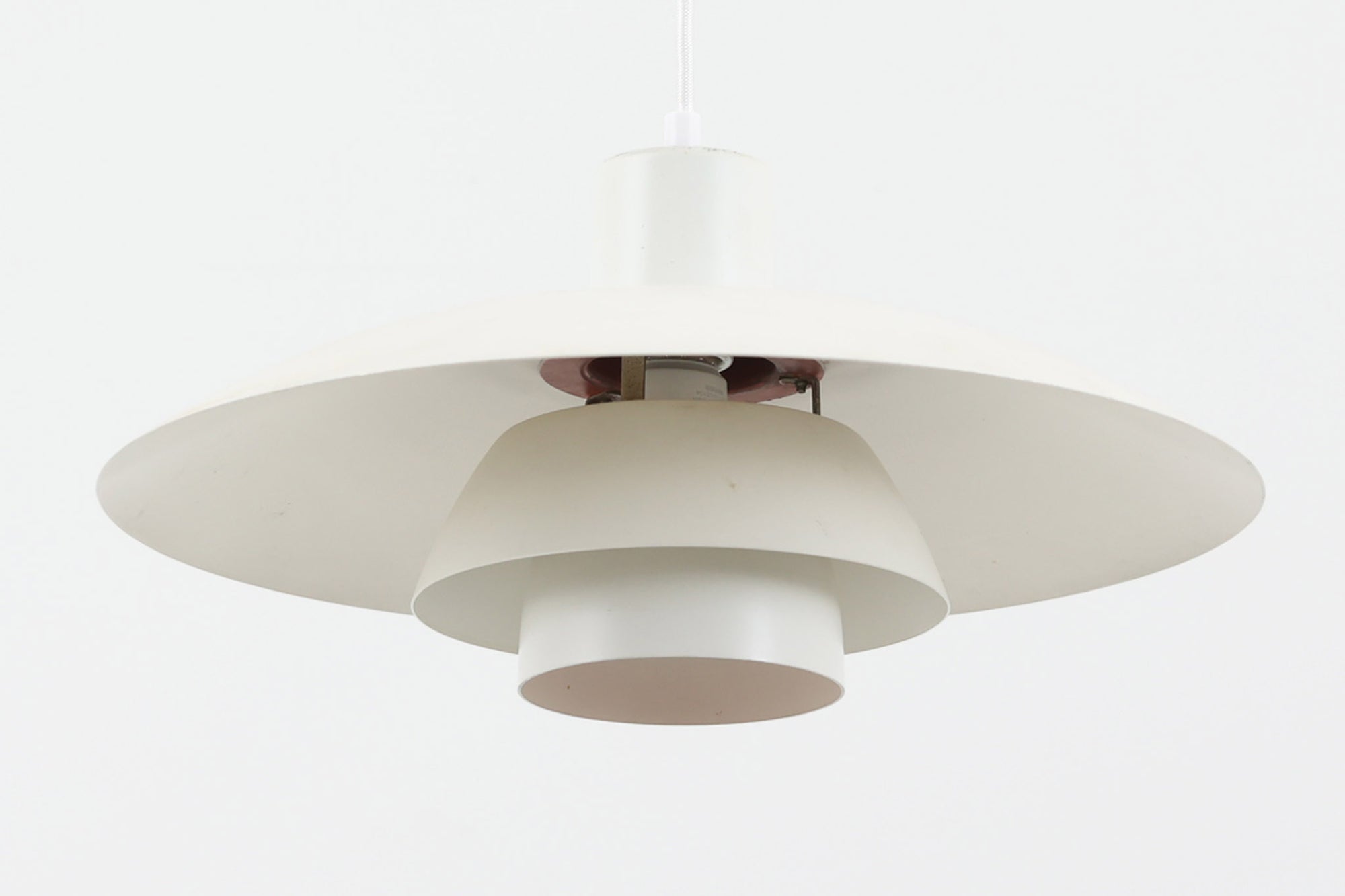 北欧より買い付けた、Louis Poulsen社製「PH4」ビンテージ品です。長年愛されているPH5と並ぶ名作照明です。シェードはペンキを塗ったような風合いで写真の用に塗装剥がれや錆など使用感がございます。その点を考慮した価格となっています。