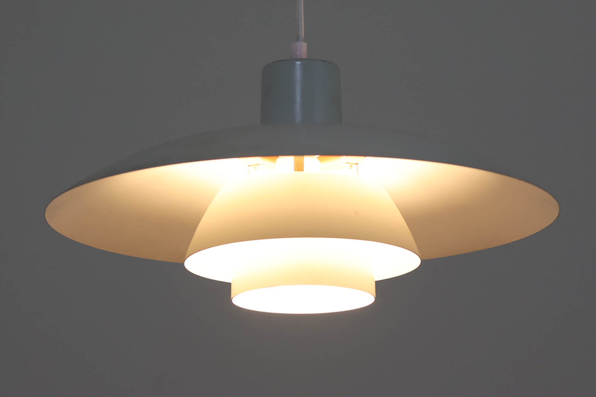 北欧より買い付けた、Louis Poulsen社製「PH4」ビンテージ品です。長年愛されているPH5と並ぶ名作照明です。シェードはペンキを塗ったような風合いで写真の用に塗装剥がれや錆など使用感がございます。その点を考慮した価格となっています。