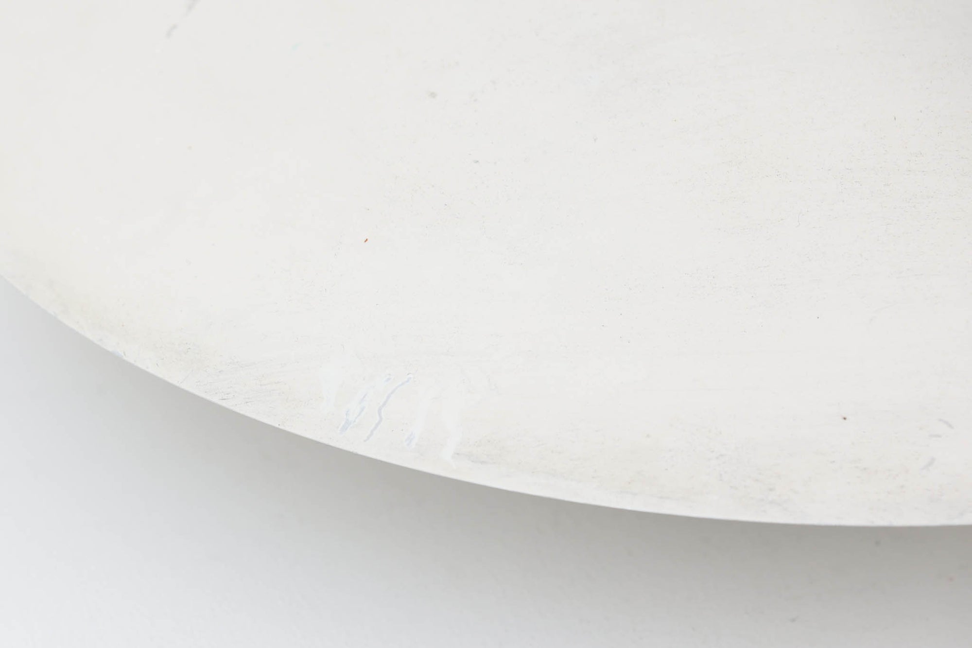 北欧より買い付けた、Louis Poulsen社製「PH4」ビンテージ品です。長年愛されているPH5と並ぶ名作照明です。シェードはペンキを塗ったような風合いで写真の用に塗装剥がれや錆など使用感がございます。その点を考慮した価格となっています。