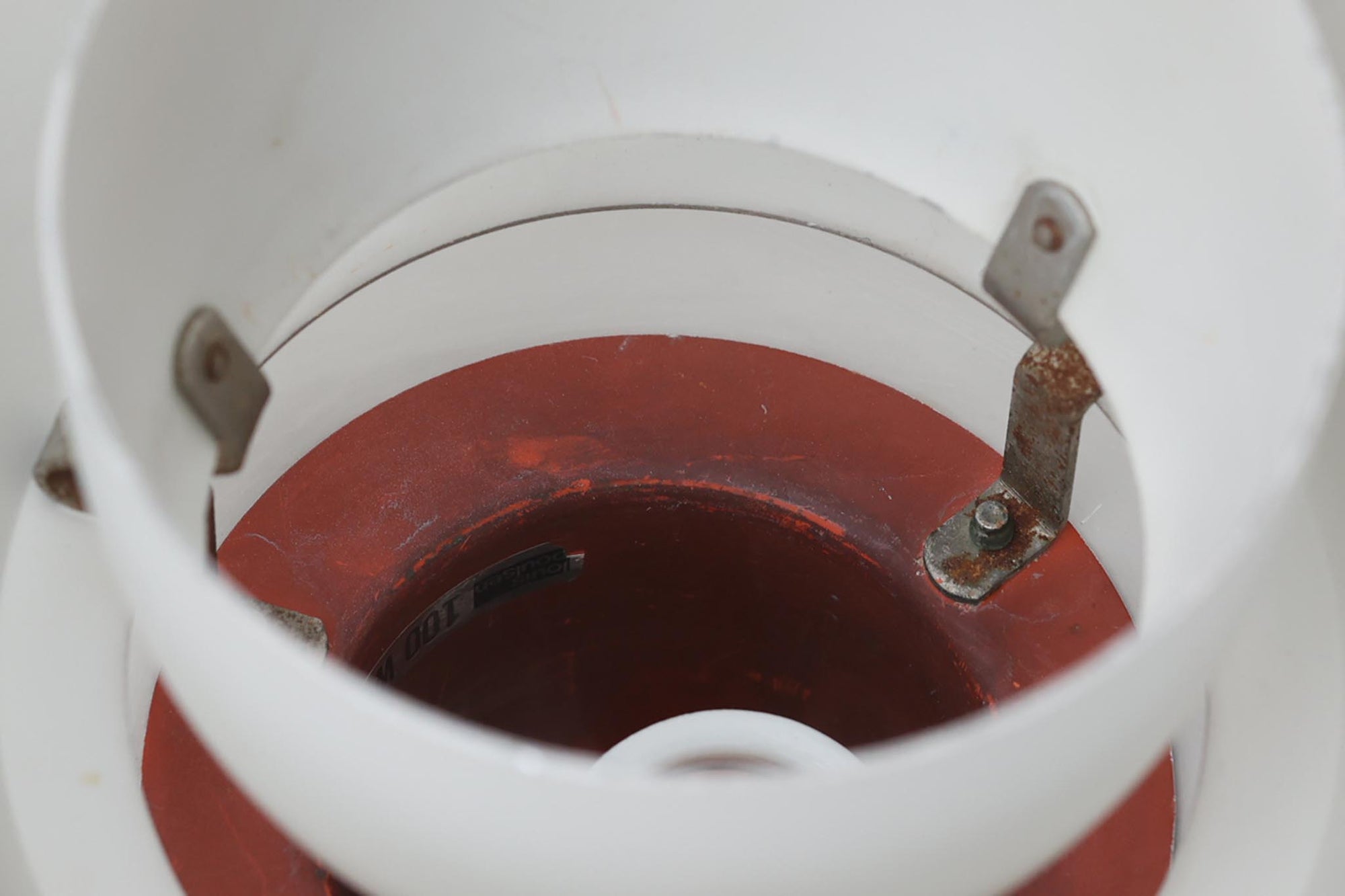 北欧より買い付けた、Louis Poulsen社製「PH4」ビンテージ品です。長年愛されているPH5と並ぶ名作照明です。シェードはペンキを塗ったような風合いで写真の用に塗装剥がれや錆など使用感がございます。その点を考慮した価格となっています。