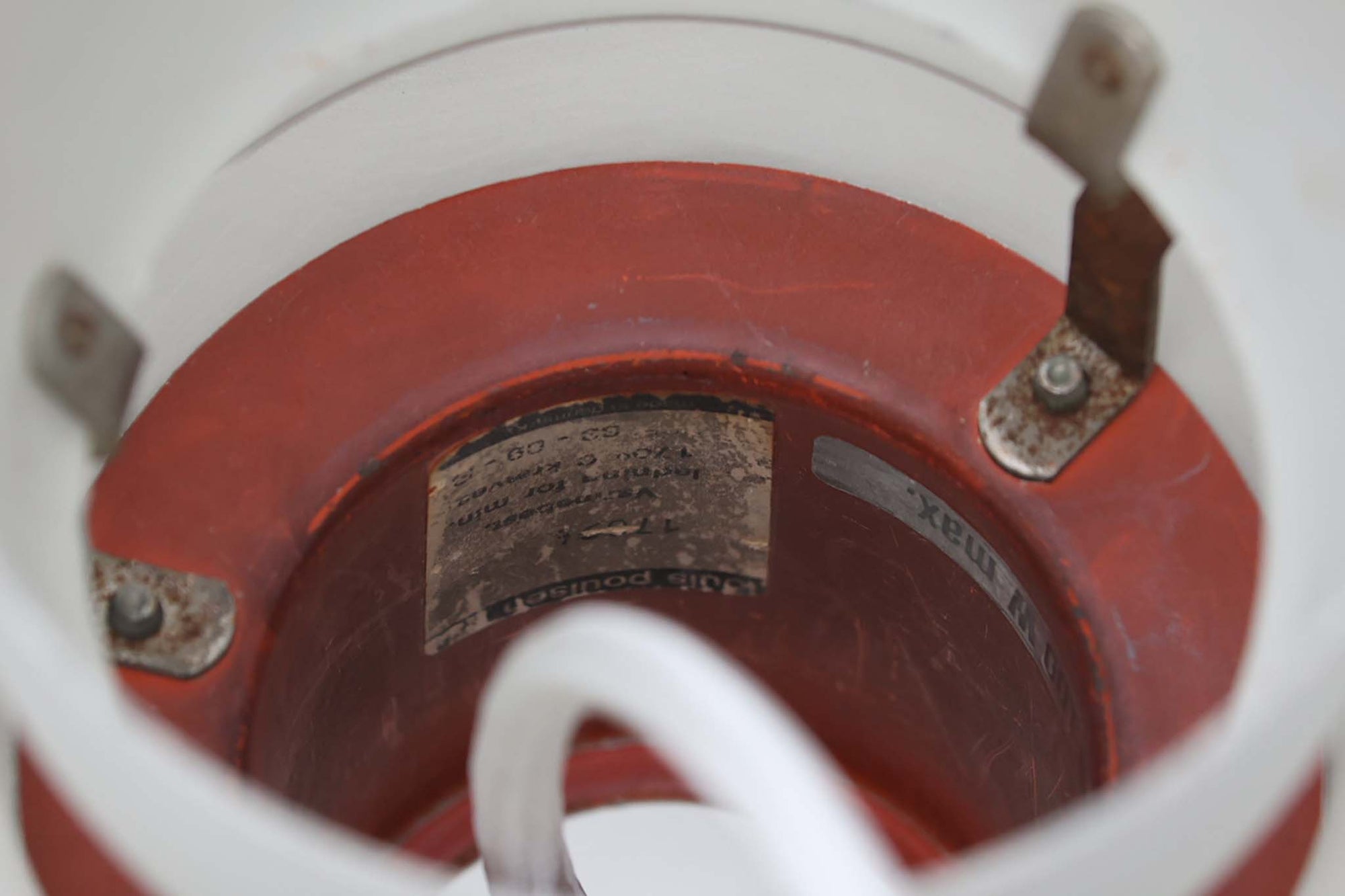 北欧より買い付けた、Louis Poulsen社製「PH4」ビンテージ品です。長年愛されているPH5と並ぶ名作照明です。シェードはペンキを塗ったような風合いで写真の用に塗装剥がれや錆など使用感がございます。その点を考慮した価格となっています。