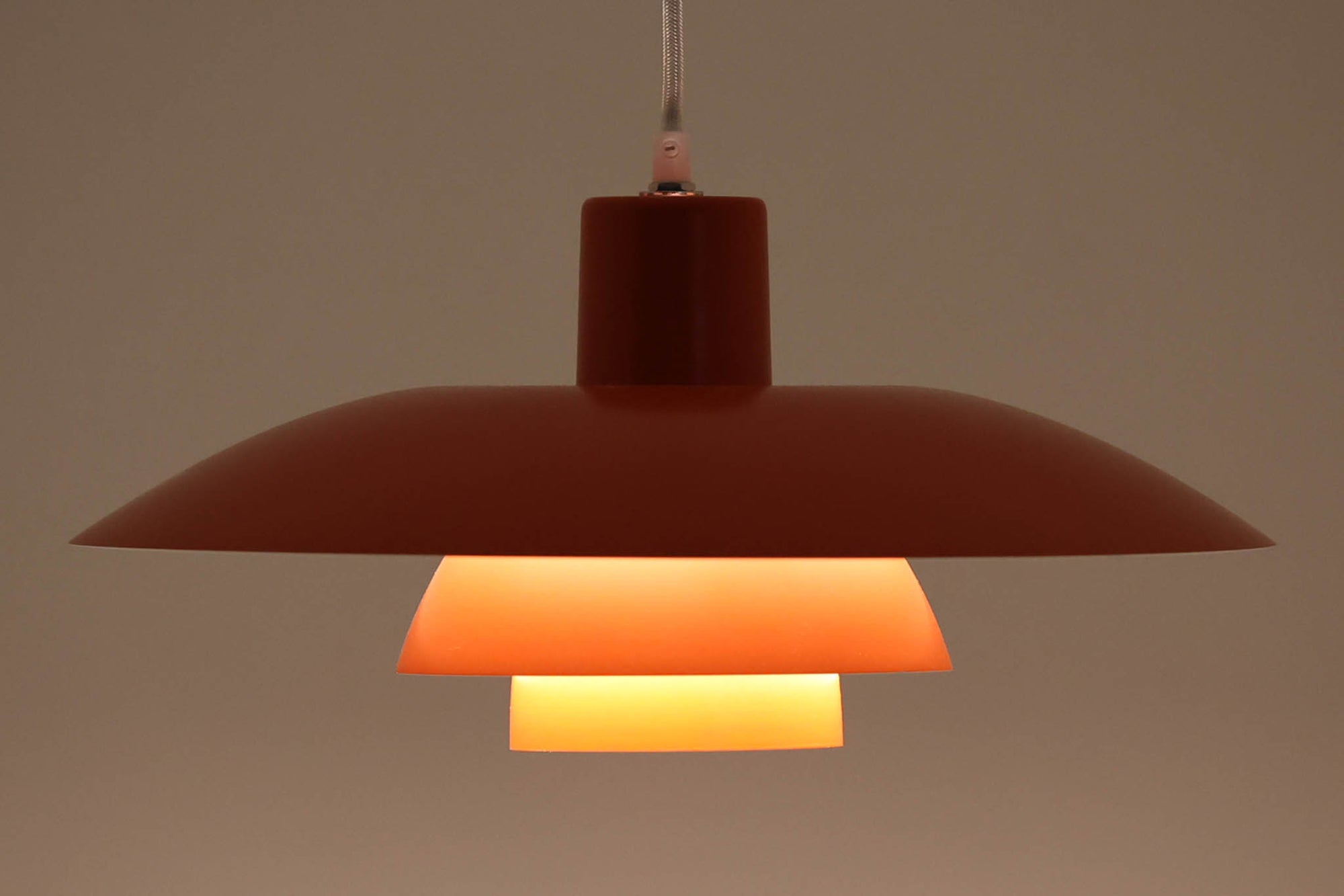 北欧より買い付けた、Louis Poulsen社製「PH4」ビンテージ品です。長年愛されているPH5と並ぶ名作照明です。希少なオレンジカラーです。