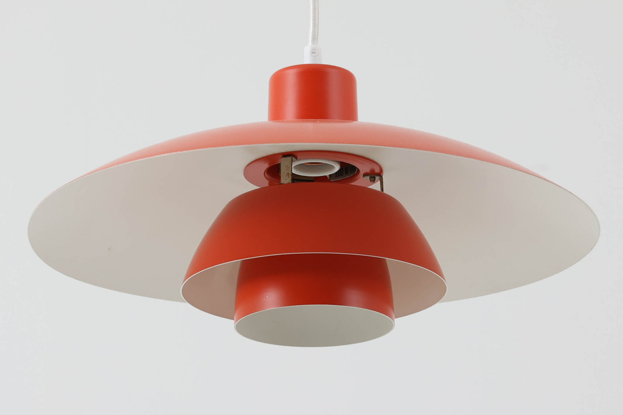 北欧より買い付けた、Louis Poulsen社製「PH4」ビンテージ品です。長年愛されているPH5と並ぶ名作照明です。希少なオレンジカラーです。