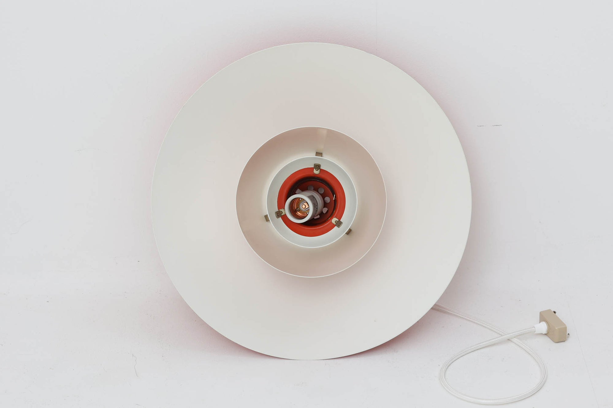 北欧より買い付けた、Louis Poulsen社製「PH4」ビンテージ品です。長年愛されているPH5と並ぶ名作照明です。希少なオレンジカラーです。