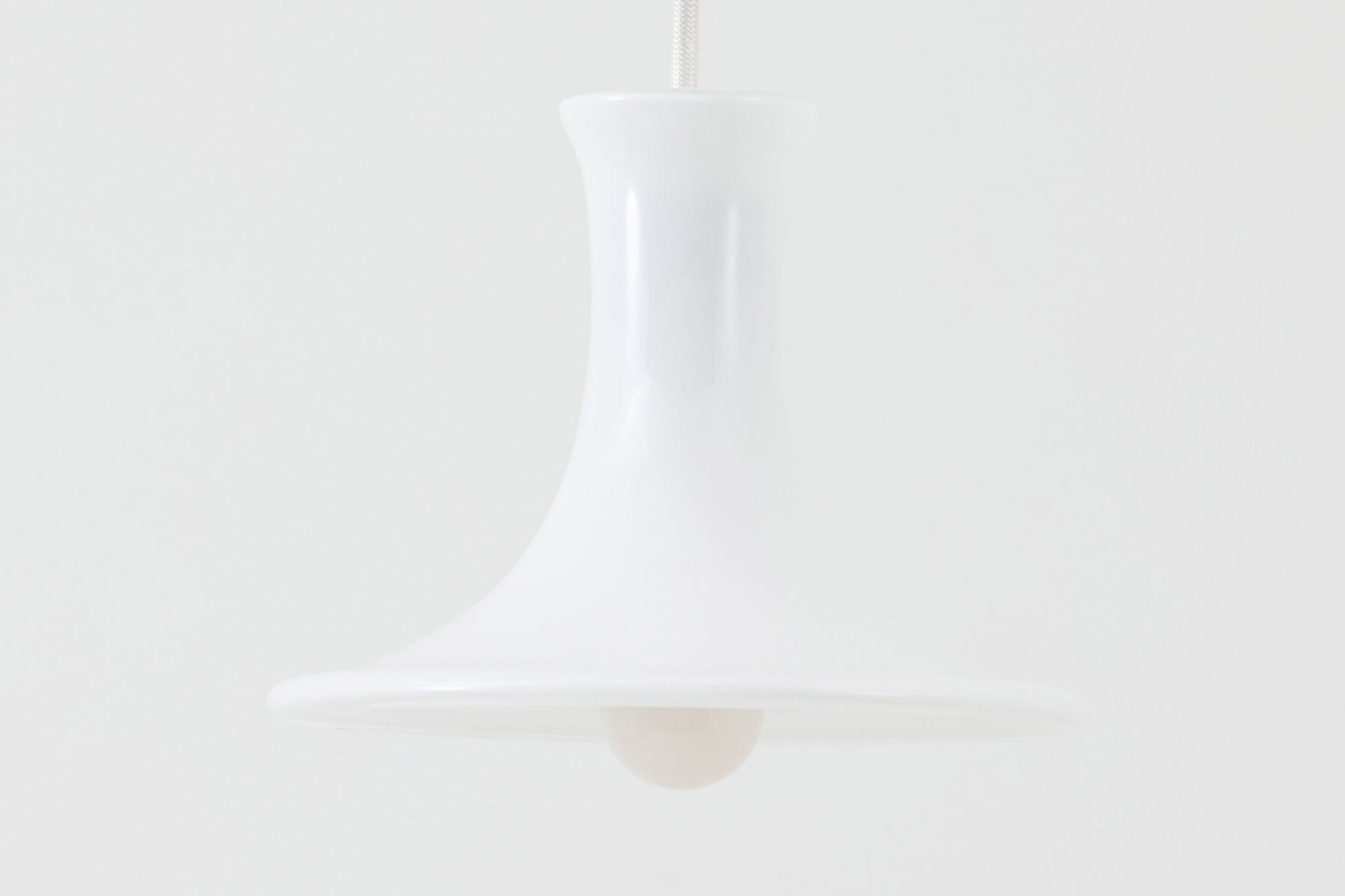 北欧より買い付けたHolmgaard社製のヴィンテージランプです。mandarinシリーズの中でも最も小ぶりな、直径18cmのSサイズモデルとなります。乳白色のガラスが美しく、清潔感が漂います。小型ペンダントライトは、廊下やエントランス、洗面台の上など、さまざまな場所に柔軟に対応できるのが特徴です。