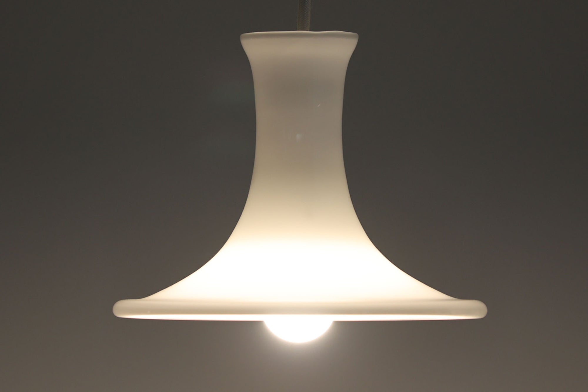 北欧より買い付けたHolmgaard社製のヴィンテージランプです。mandarinシリーズの中でも最も小ぶりな、直径18cmのSサイズモデルとなります。乳白色のガラスが美しく、清潔感が漂います。小型ペンダントライトは、廊下やエントランス、洗面台の上など、さまざまな場所に柔軟に対応できるのが特徴です。