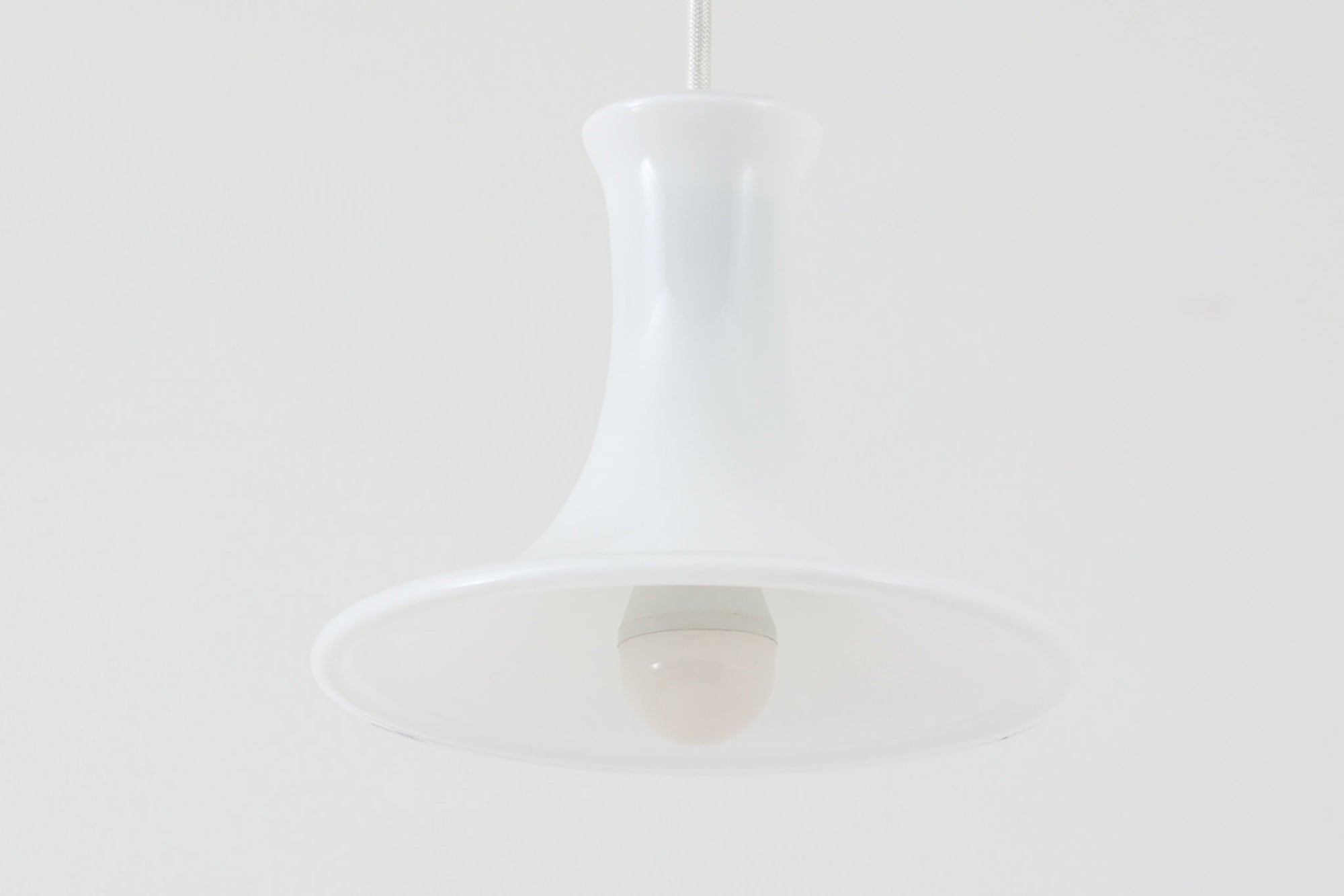 北欧より買い付けたHolmgaard社製のヴィンテージランプです。mandarinシリーズの中でも最も小ぶりな、直径18cmのSサイズモデルとなります。乳白色のガラスが美しく、清潔感が漂います。小型ペンダントライトは、廊下やエントランス、洗面台の上など、さまざまな場所に柔軟に対応できるのが特徴です。