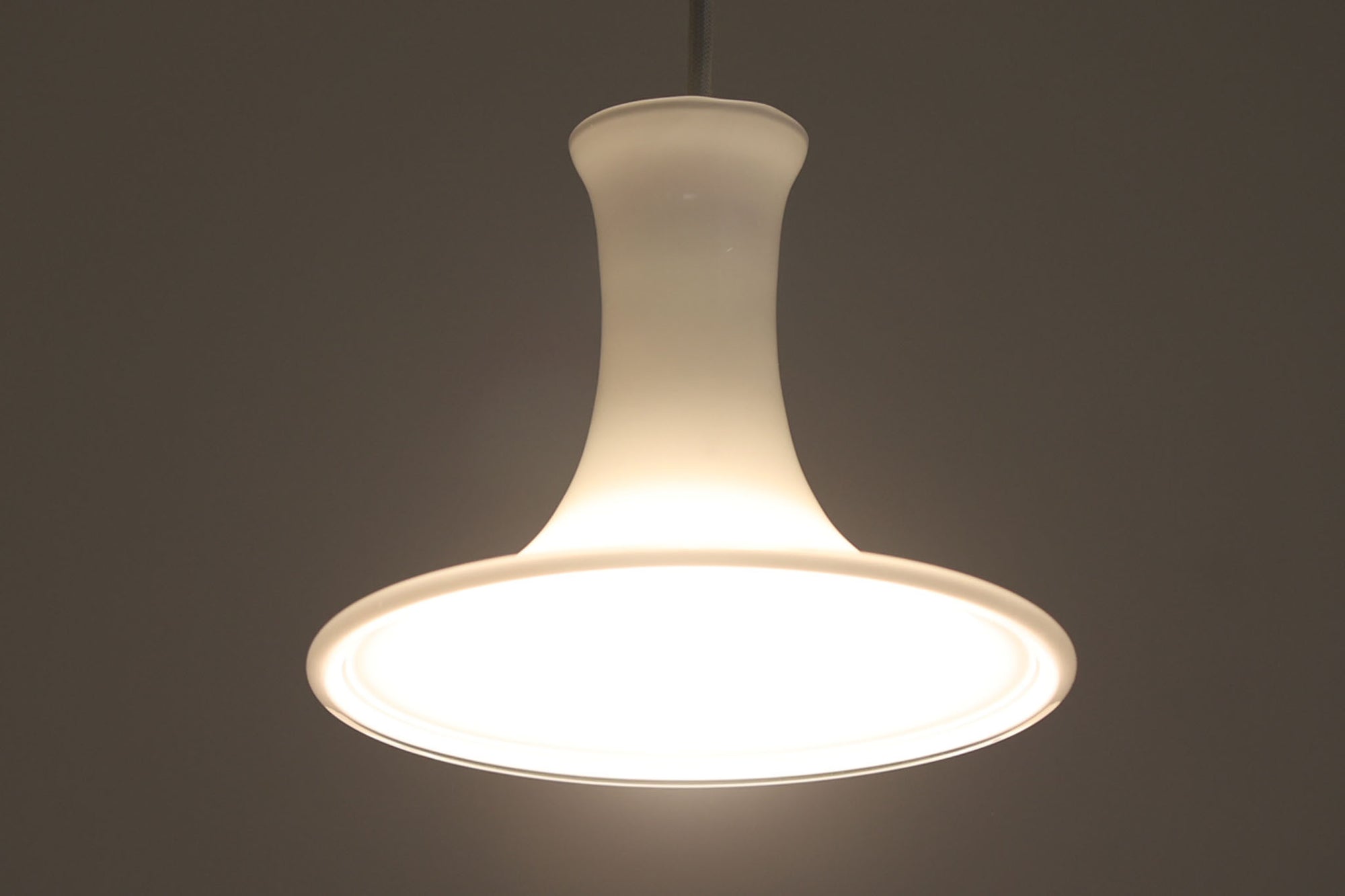 北欧より買い付けたHolmgaard社製のヴィンテージランプです。mandarinシリーズの中でも最も小ぶりな、直径18cmのSサイズモデルとなります。乳白色のガラスが美しく、清潔感が漂います。小型ペンダントライトは、廊下やエントランス、洗面台の上など、さまざまな場所に柔軟に対応できるのが特徴です。