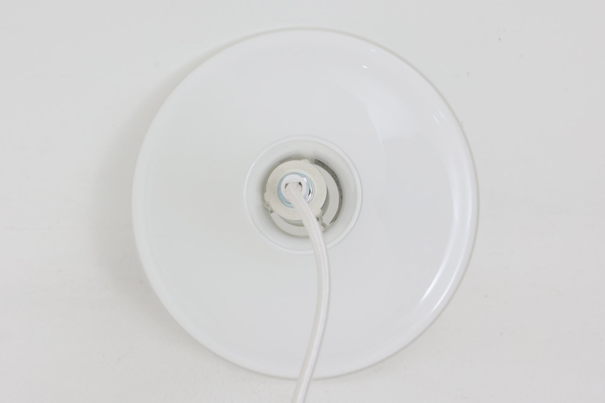 北欧より買い付けたHolmgaard社製のヴィンテージランプです。mandarinシリーズの中でも最も小ぶりな、直径18cmのSサイズモデルとなります。乳白色のガラスが美しく、清潔感が漂います。小型ペンダントライトは、廊下やエントランス、洗面台の上など、さまざまな場所に柔軟に対応できるのが特徴です。