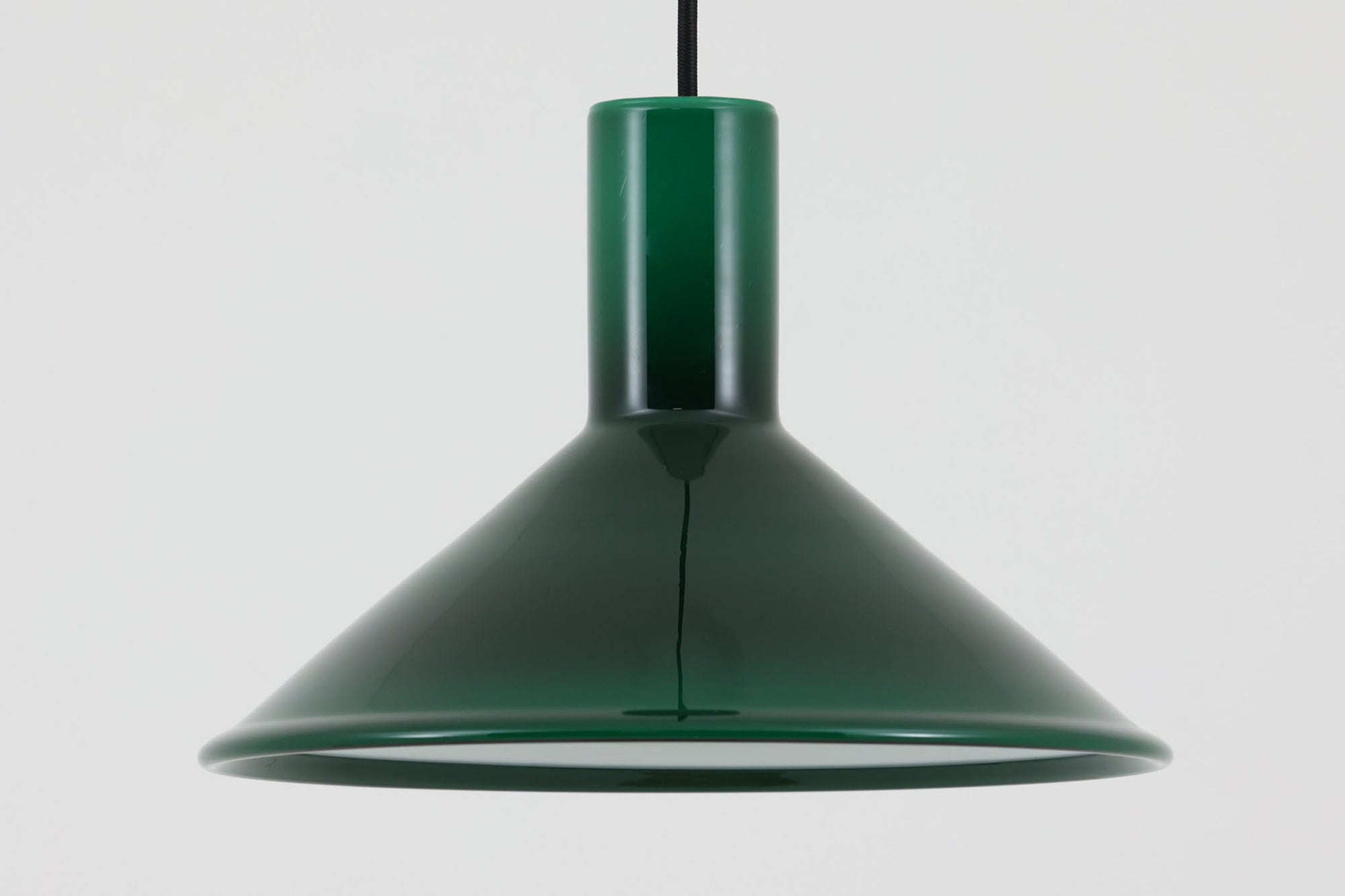 北欧より買い付けた、Holmgaard社製ビンテージランプです。Holmgaard社のペンダントライトの中でも人気の「P&T PENDEL」シリーズで内と外側の2層の色味が特徴的です。消灯＆点灯時にそれぞれ違った表情を見せてくれる素敵なデザインです。