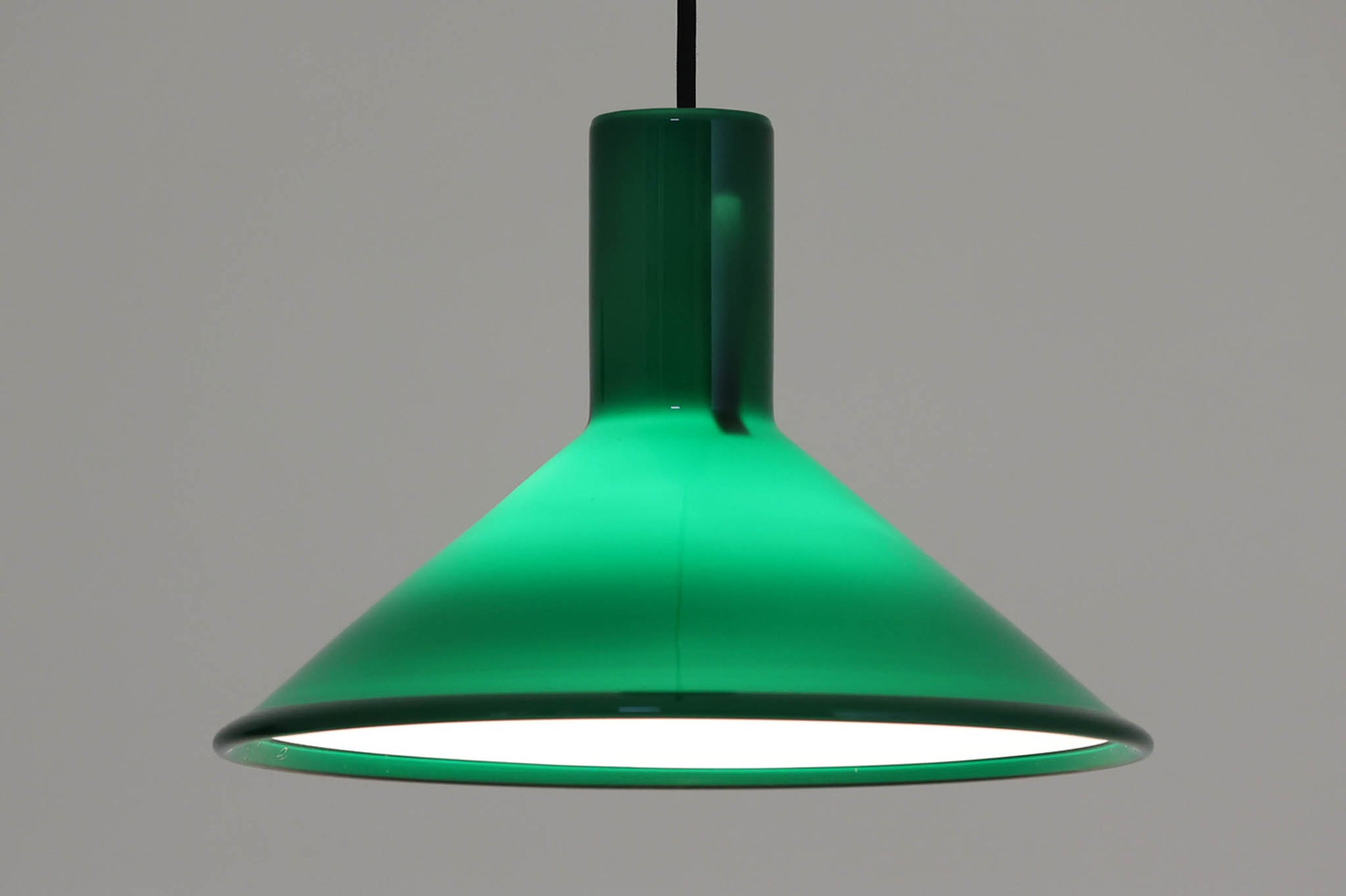 北欧より買い付けた、Holmgaard社製ビンテージランプです。Holmgaard社のペンダントライトの中でも人気の「P&T PENDEL」シリーズで内と外側の2層の色味が特徴的です。消灯＆点灯時にそれぞれ違った表情を見せてくれる素敵なデザインです。