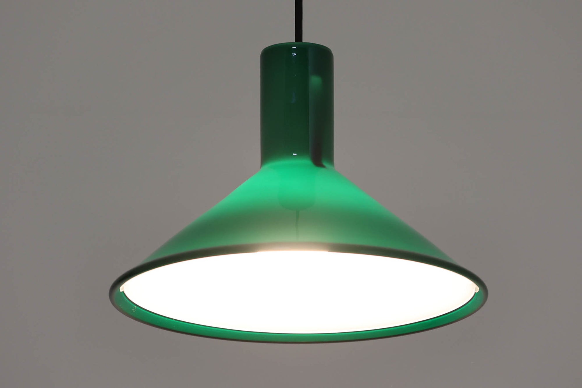 北欧より買い付けた、Holmgaard社製ビンテージランプです。Holmgaard社のペンダントライトの中でも人気の「P&amp;T PENDEL」シリーズで内と外側の2層の色味が特徴的です。消灯＆点灯時にそれぞれ違った表情を見せてくれる素敵なデザインです。