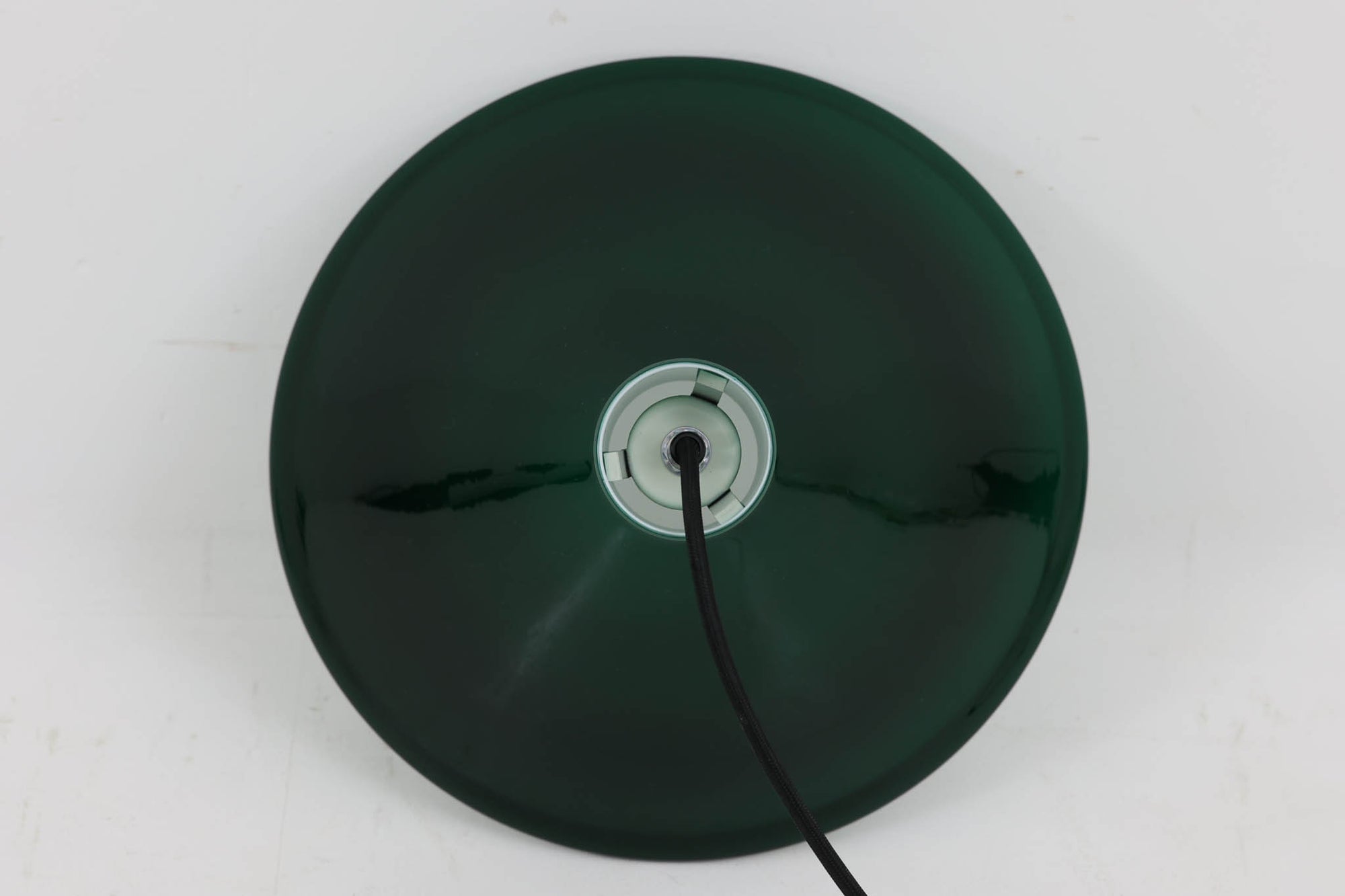 北欧より買い付けた、Holmgaard社製ビンテージランプです。Holmgaard社のペンダントライトの中でも人気の「P&amp;T PENDEL」シリーズで内と外側の2層の色味が特徴的です。消灯＆点灯時にそれぞれ違った表情を見せてくれる素敵なデザインです。