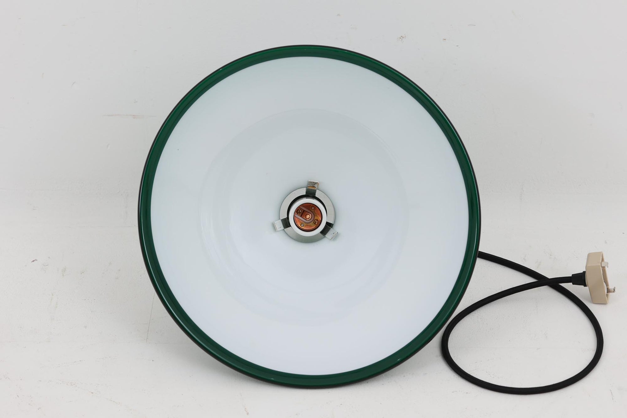 北欧より買い付けた、Holmgaard社製ビンテージランプです。Holmgaard社のペンダントライトの中でも人気の「P&amp;T PENDEL」シリーズで内と外側の2層の色味が特徴的です。消灯＆点灯時にそれぞれ違った表情を見せてくれる素敵なデザインです。