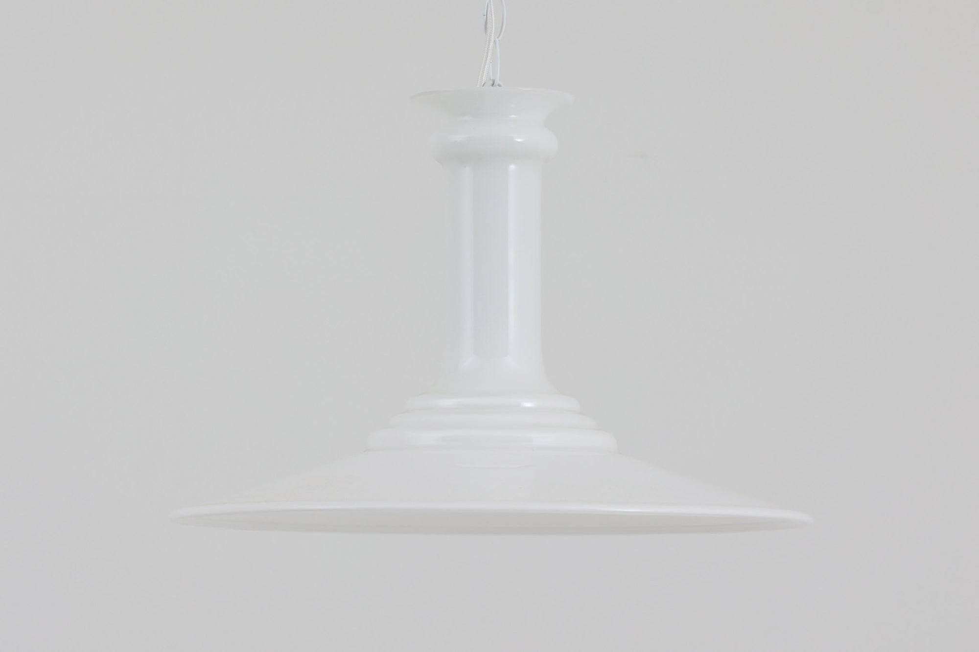 北欧より買い付けたペンダントライトです。「mYTHOS」は、ギリシャ語で「神話」や「物語」を意味します。その名前にふさわしく、洗練された美しさと普遍的なデザインが特徴の照明で、リビングルームやダイニングルームなどの広い空間にぴったりです。空間の中心に配置するだけで、注目を集める存在感を放ち、ホルムガード社ならではの厚みのあるガラスは、どの角度から見ても美しい光景を作り出します。