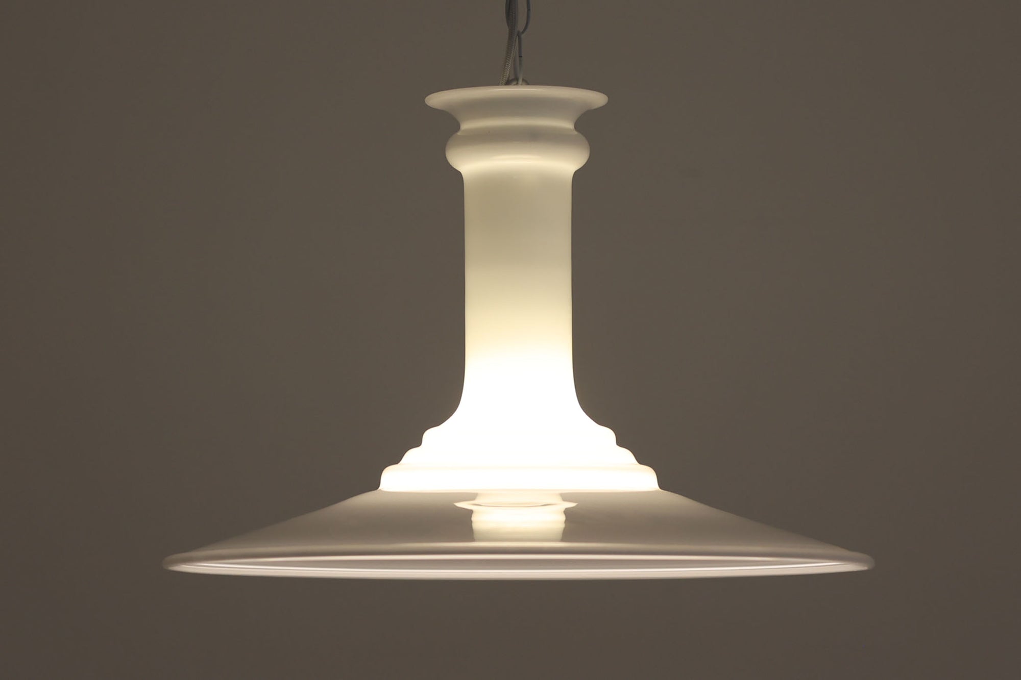 北欧より買い付けたペンダントライトです。「mYTHOS」は、ギリシャ語で「神話」や「物語」を意味します。その名前にふさわしく、洗練された美しさと普遍的なデザインが特徴の照明で、リビングルームやダイニングルームなどの広い空間にぴったりです。空間の中心に配置するだけで、注目を集める存在感を放ち、ホルムガード社ならではの厚みのあるガラスは、どの角度から見ても美しい光景を作り出します。