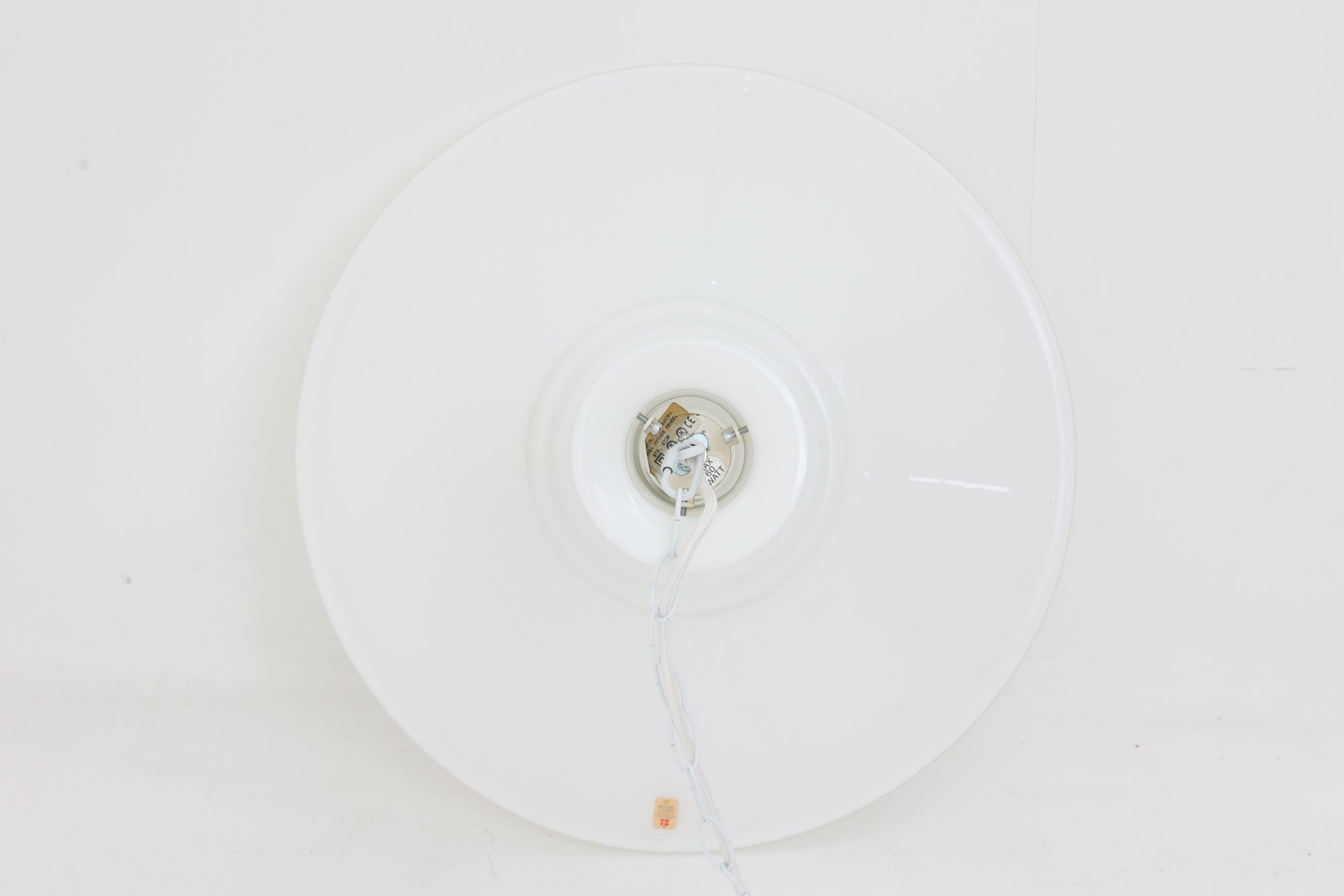 北欧より買い付けたペンダントライトです。「mYTHOS」は、ギリシャ語で「神話」や「物語」を意味します。その名前にふさわしく、洗練された美しさと普遍的なデザインが特徴の照明で、リビングルームやダイニングルームなどの広い空間にぴったりです。空間の中心に配置するだけで、注目を集める存在感を放ち、ホルムガード社ならではの厚みのあるガラスは、どの角度から見ても美しい光景を作り出します。